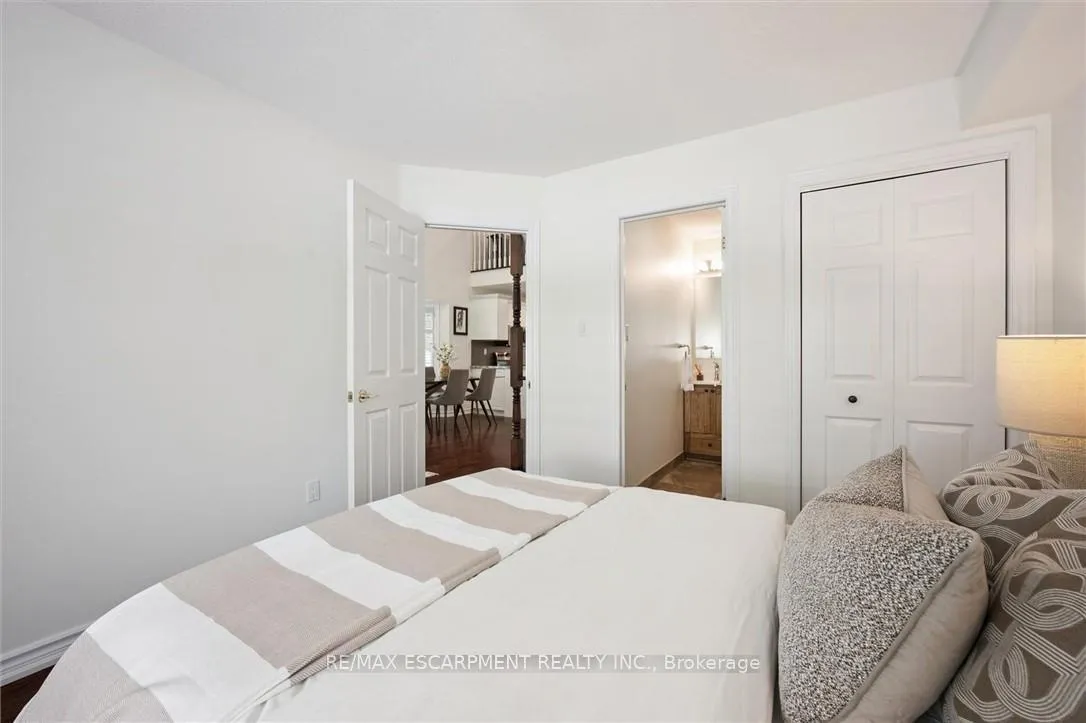 Photo 16 of Unit 5, 3243 New Street, Burlington, Roseland — HOMEH