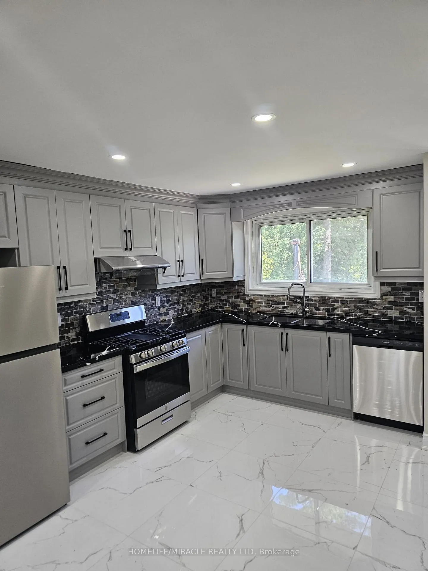 Photo 2 of 61 Deerfield Crescent, Brampton, Southgate — HOMEH