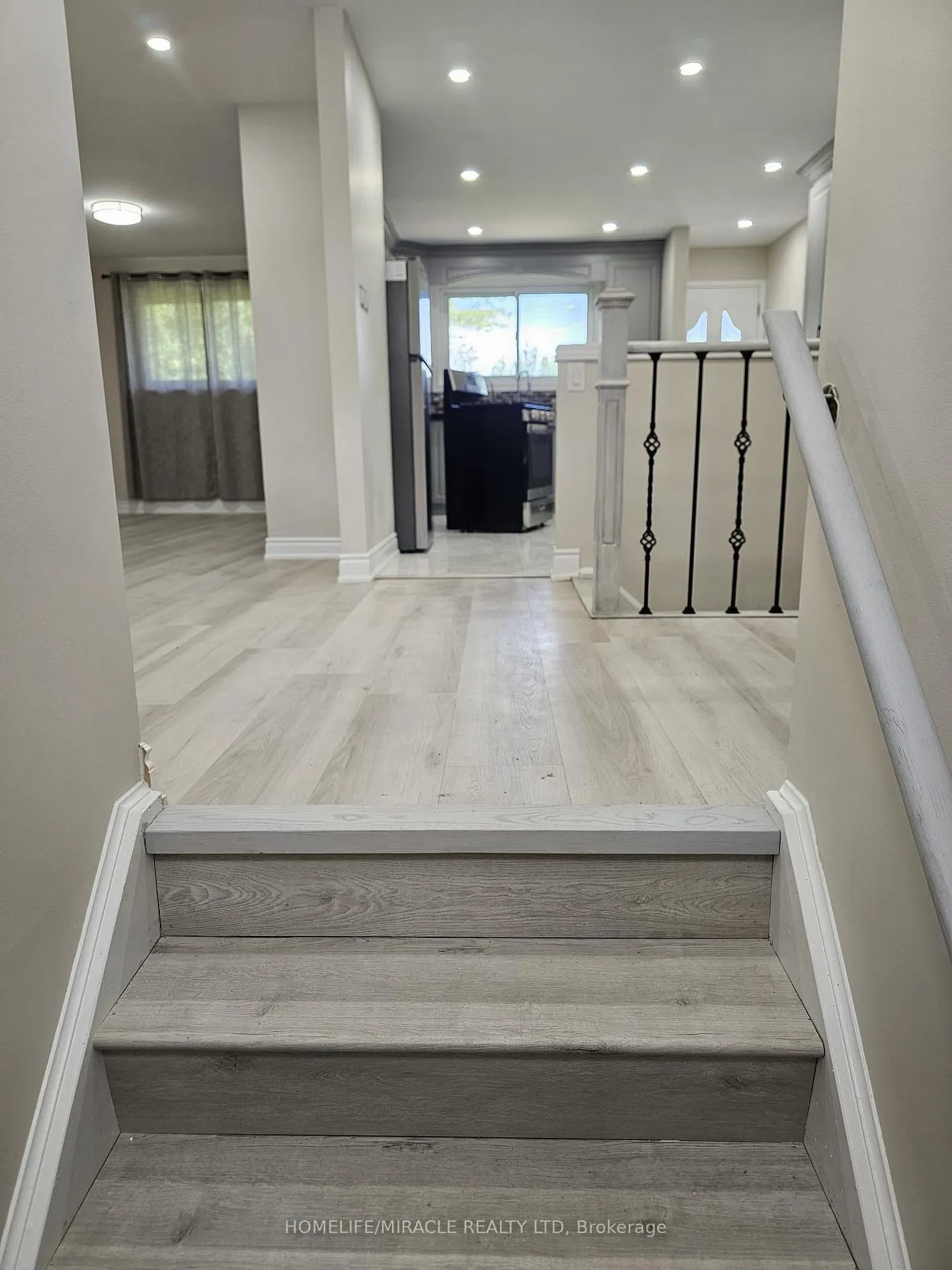 Photo 3 of 61 Deerfield Crescent, Brampton, Southgate — HOMEH