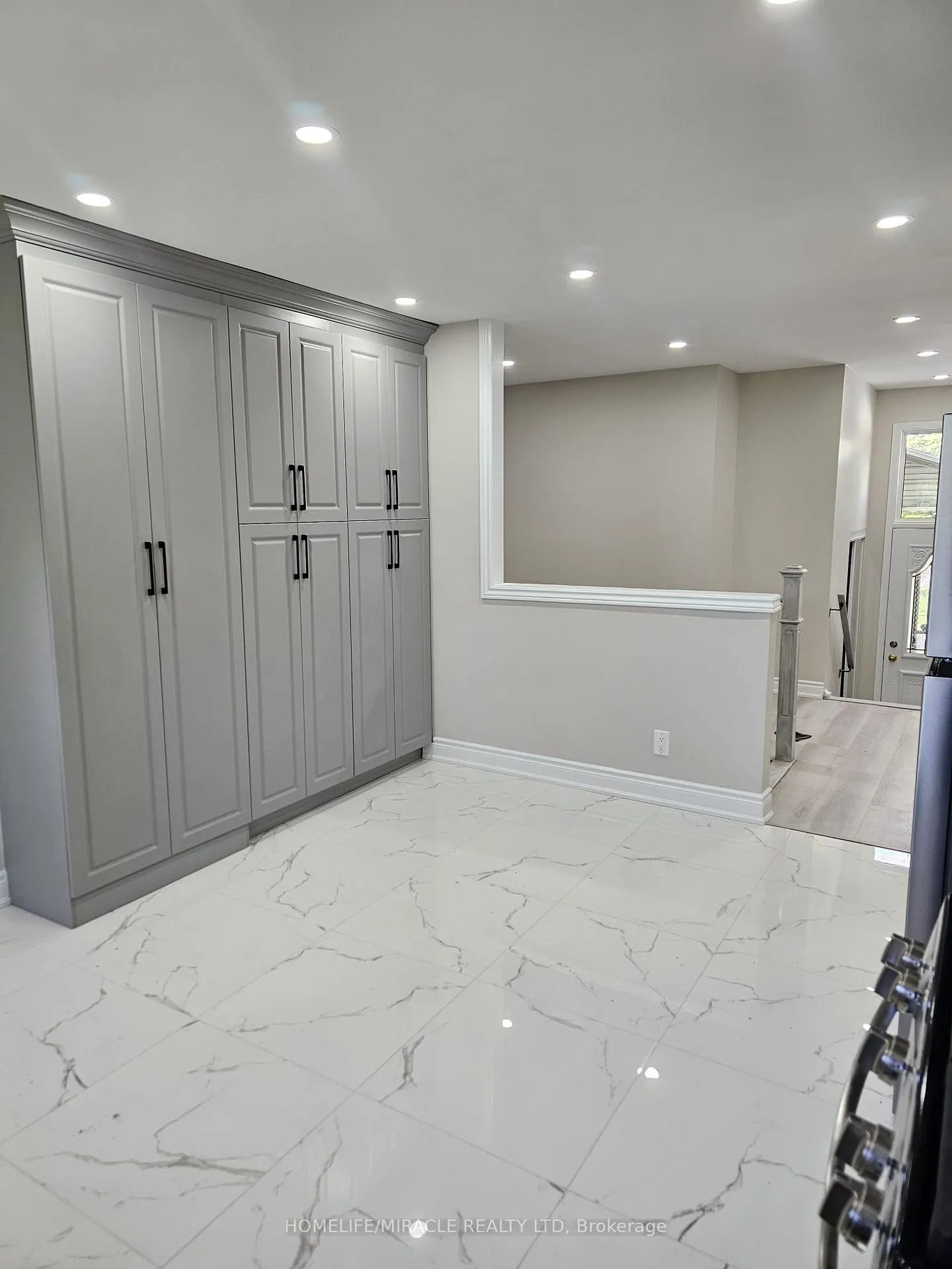 Photo 9 of 61 Deerfield Crescent, Brampton, Southgate — HOMEH