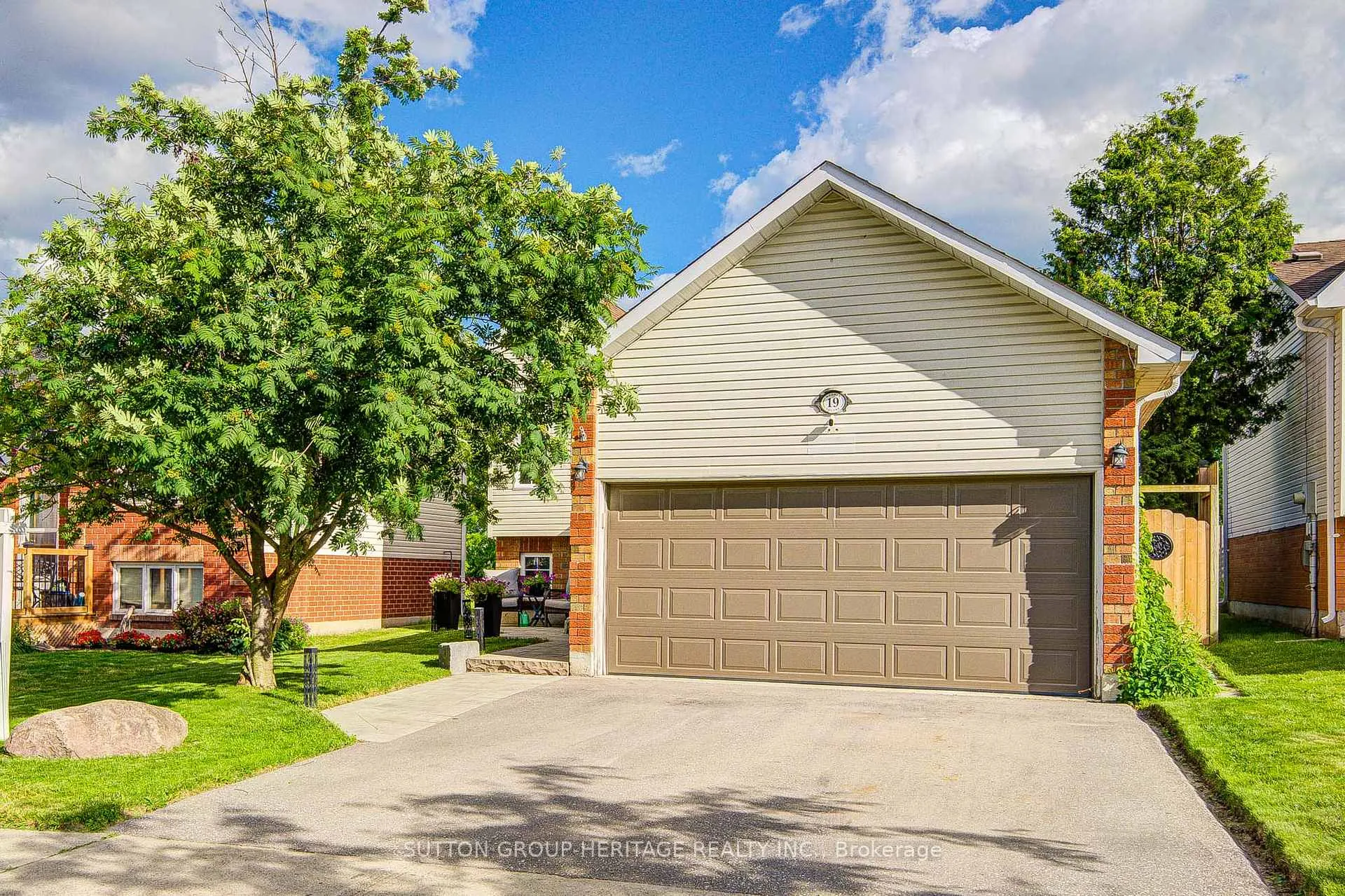 Photo 1 of 19 Hooper Square, Clarington, Bowmanville — HOMEH