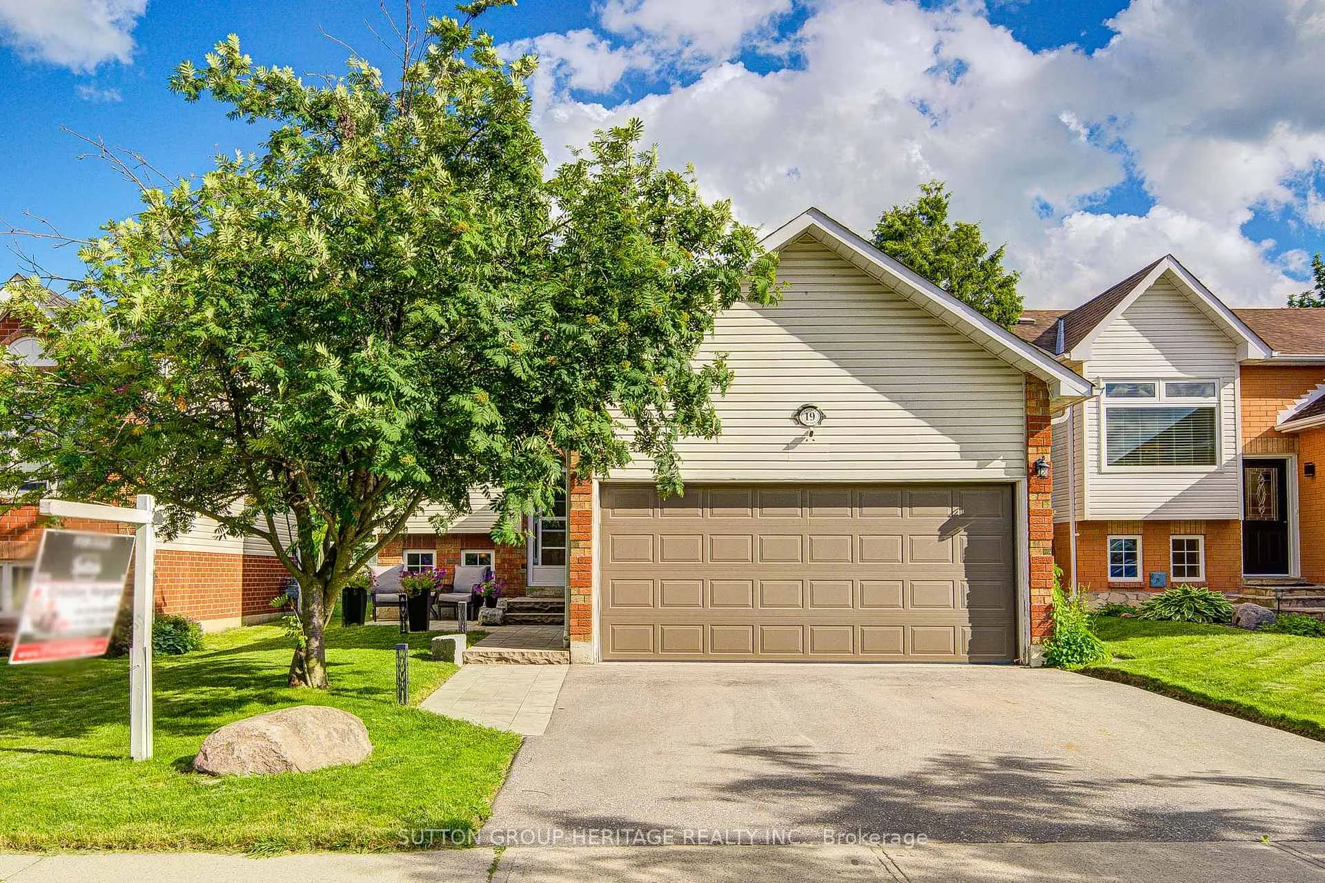 Photo 2 of 19 Hooper Square, Clarington, Bowmanville — HOMEH