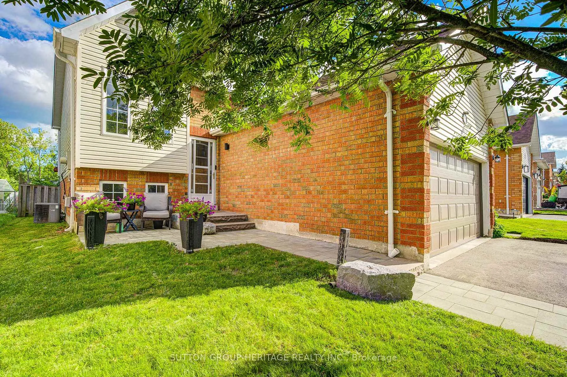 Photo 3 of 19 Hooper Square, Clarington, Bowmanville — HOMEH