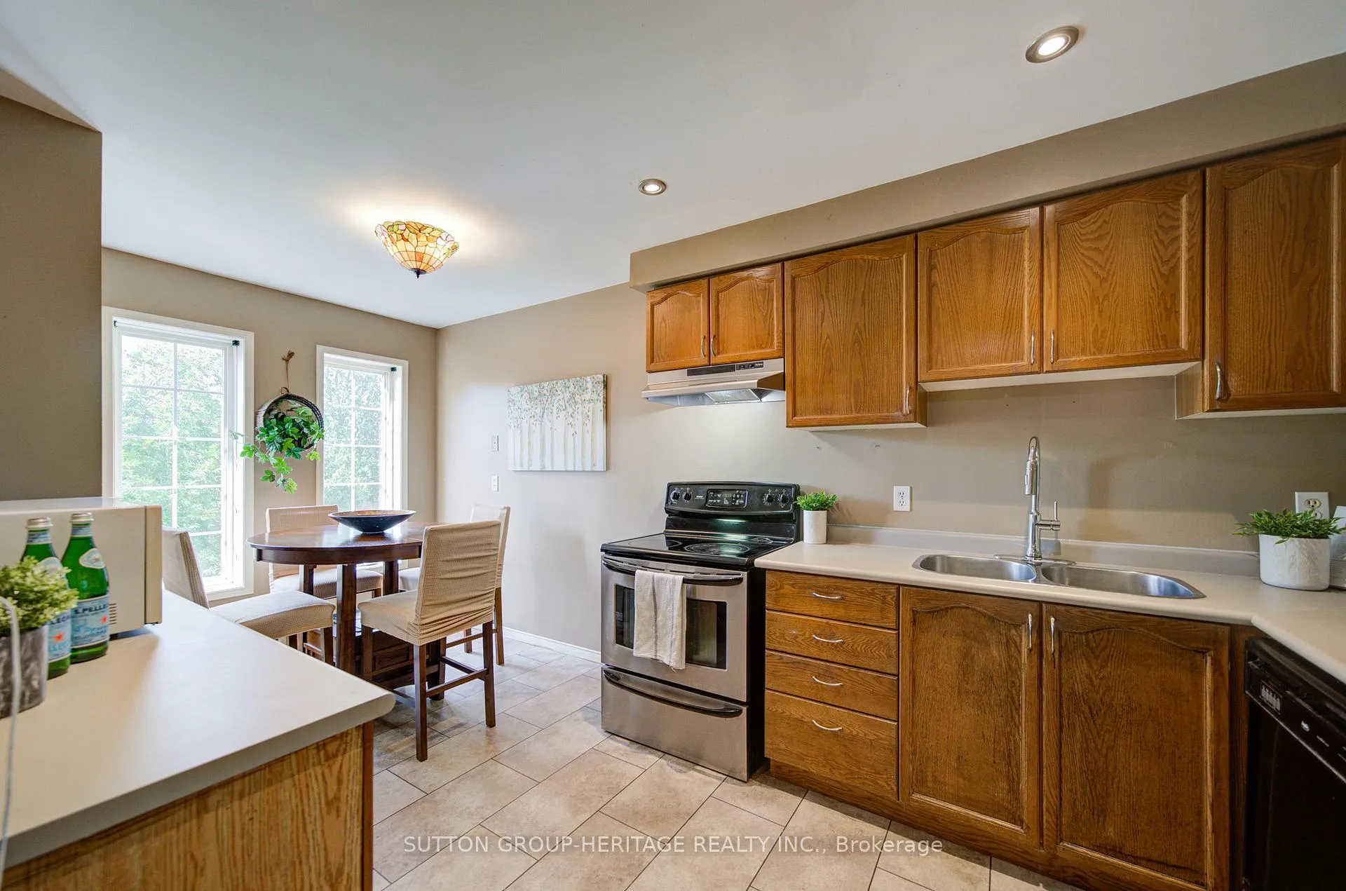 Photo 11 of 19 Hooper Square, Clarington, Bowmanville — HOMEH