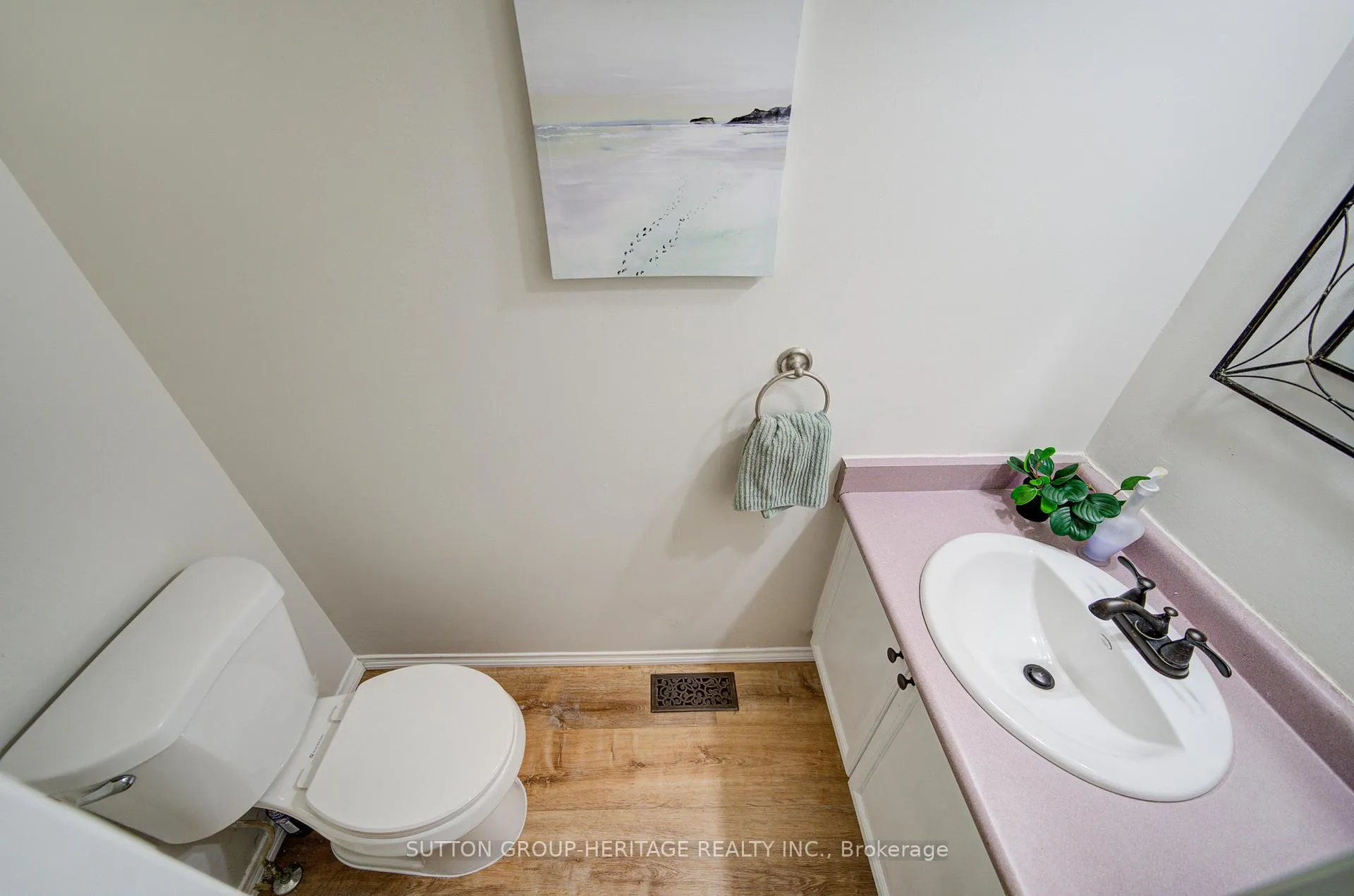 Photo 26 of 19 Hooper Square, Clarington, Bowmanville — HOMEH