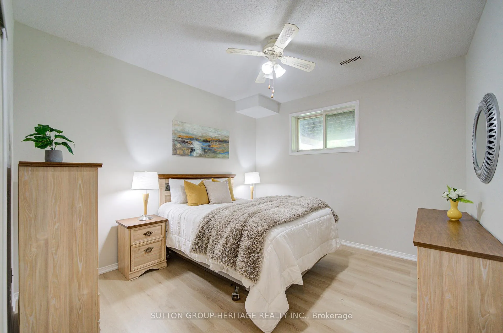 Photo 31 of 19 Hooper Square, Clarington, Bowmanville — HOMEH
