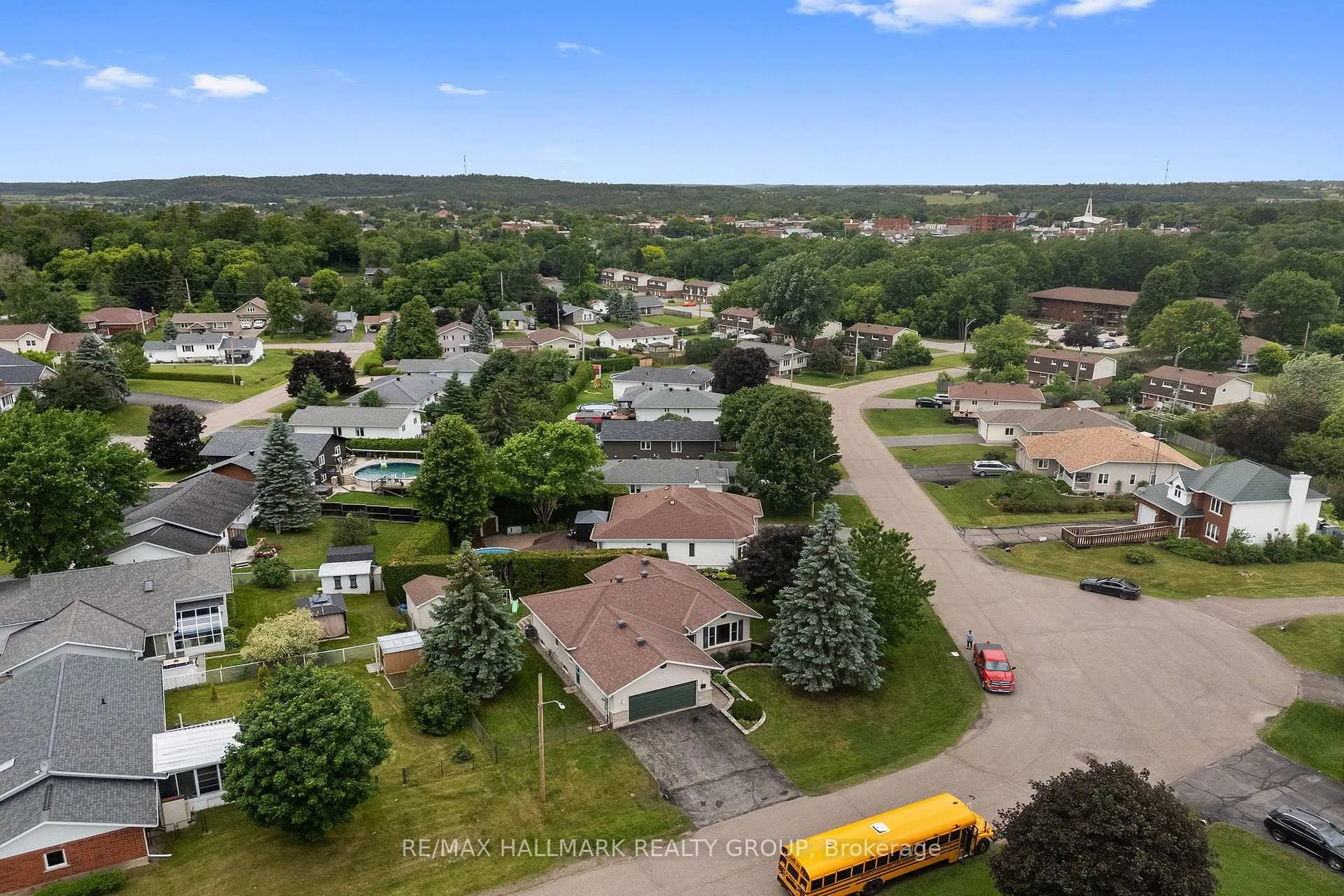Photo 2 of 236 Vanier Crescent, Renfrew, Renfrew — HOMEH