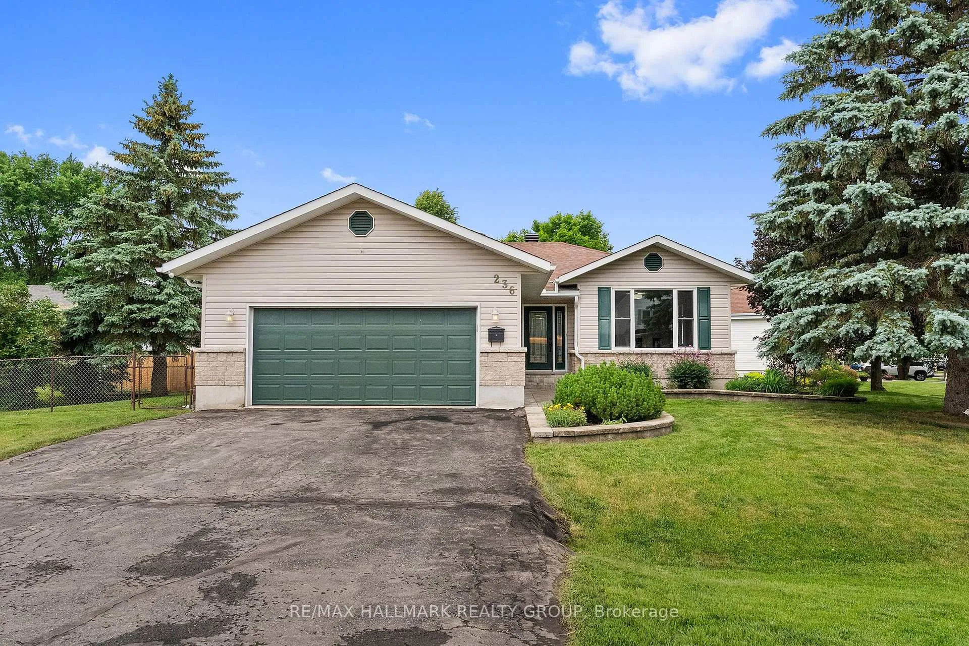 Photo 3 of 236 Vanier Crescent, Renfrew, Renfrew — HOMEH