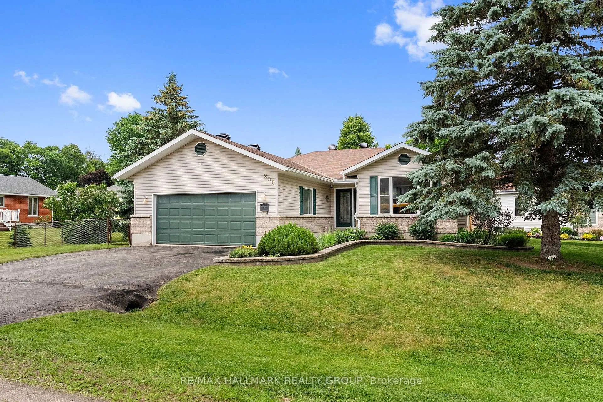 Photo 4 of 236 Vanier Crescent, Renfrew, Renfrew — HOMEH