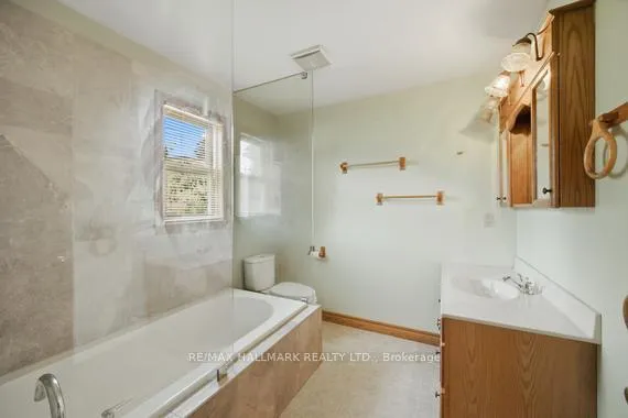 Photo 14 of 1527 Killarney Beach Road, Innisfil, Lefroy — HOMEH