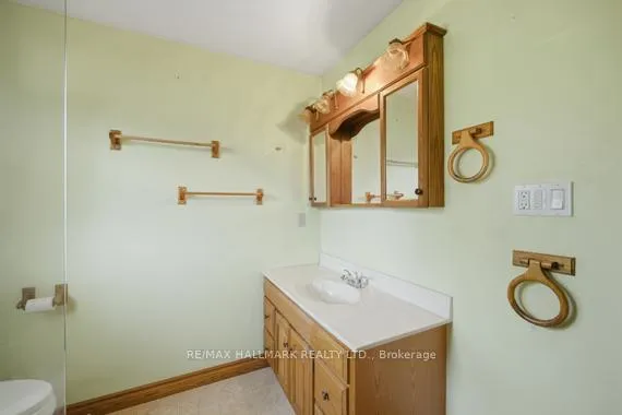 Photo 15 of 1527 Killarney Beach Road, Innisfil, Lefroy — HOMEH