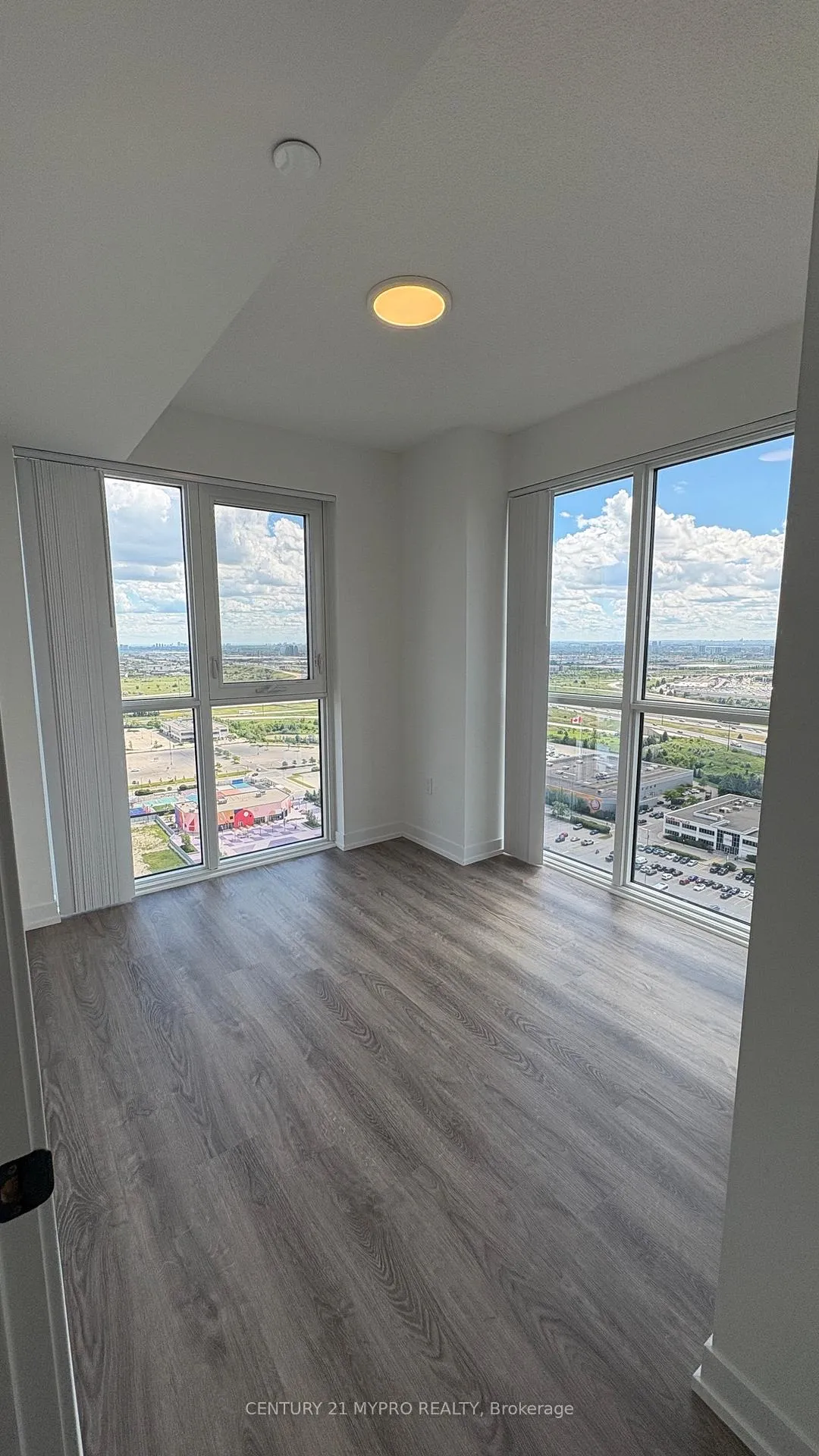 Photo 5 of Unit 3006, 195 Commerce Street, Vaughan, Concord — HOMEH