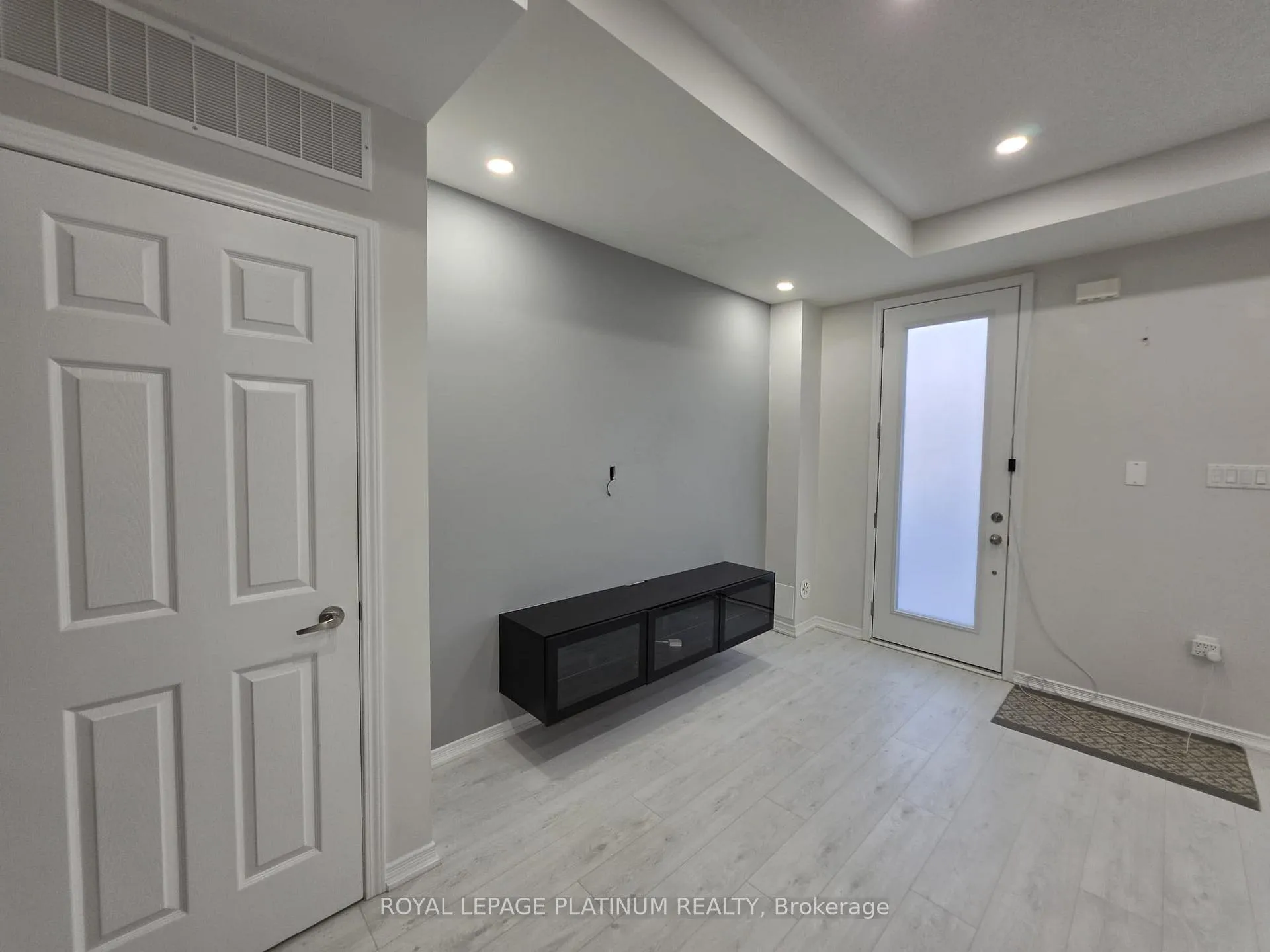 Photo 4 of 30 Woodstream Drive, Etobicoke, West Humber-Clairville — HOMEH