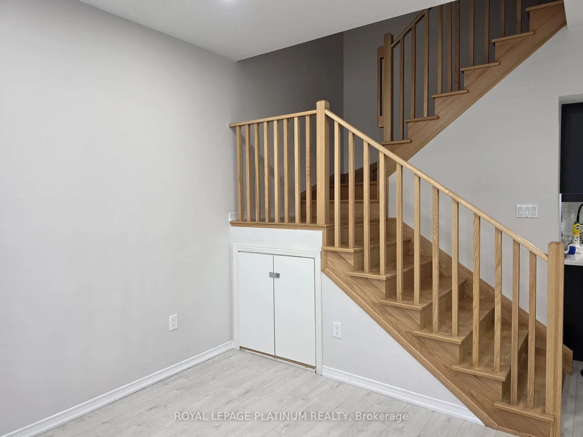 Photo 5 of 30 Woodstream Drive, Etobicoke, West Humber-Clairville — HOMEH