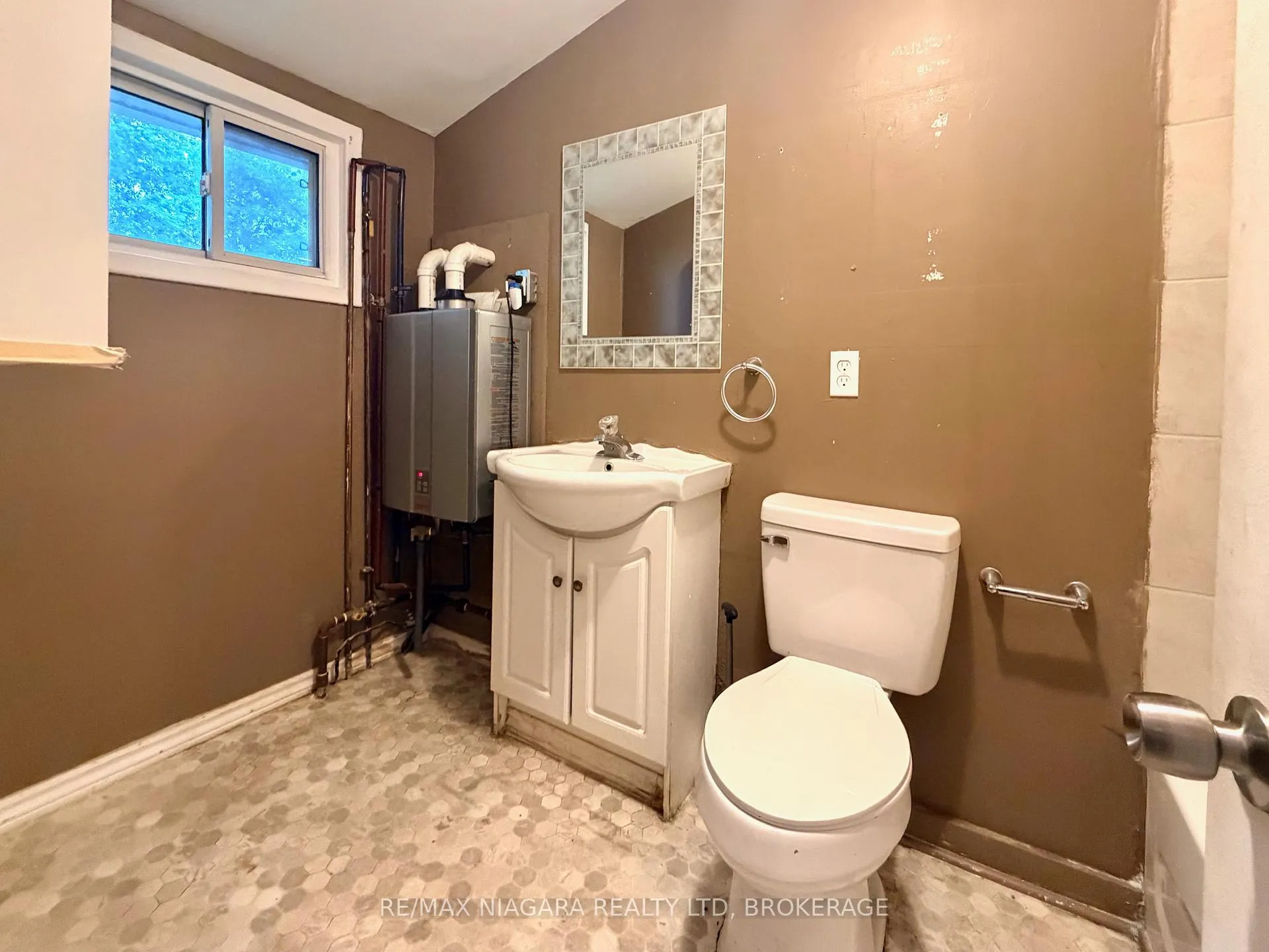 Photo 8 of 4103 Dyson Avenue, Niagara Falls, Downtown — HOMEH