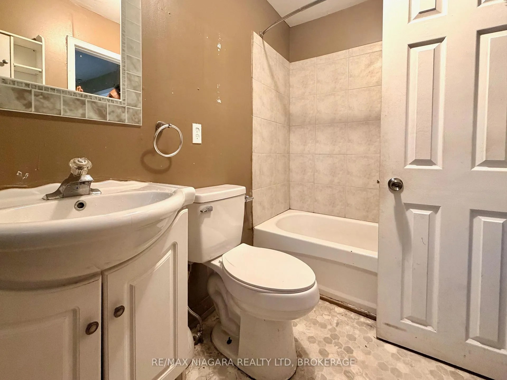 Photo 9 of 4103 Dyson Avenue, Niagara Falls, Downtown — HOMEH
