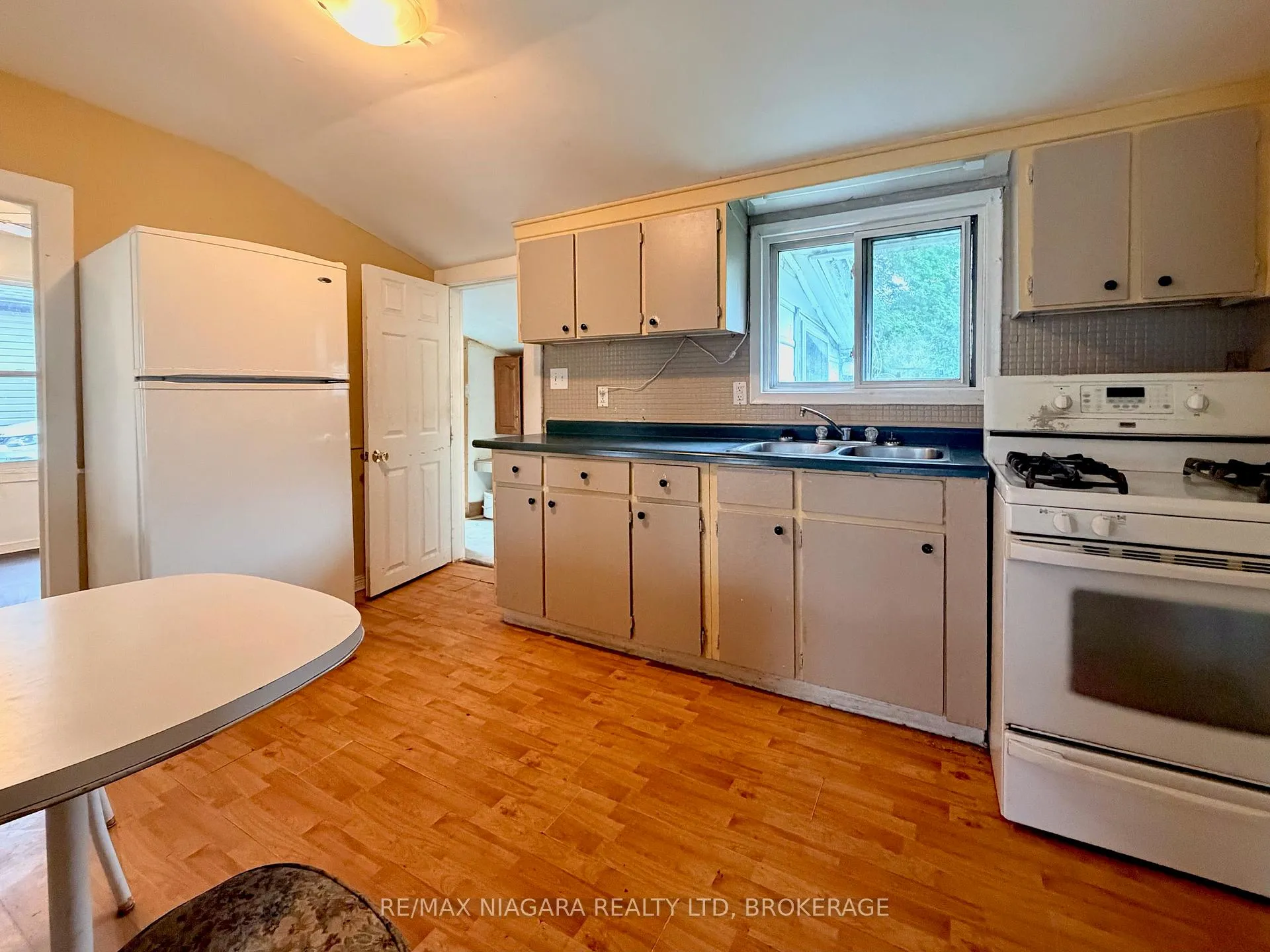 Photo 11 of 4103 Dyson Avenue, Niagara Falls, Downtown — HOMEH