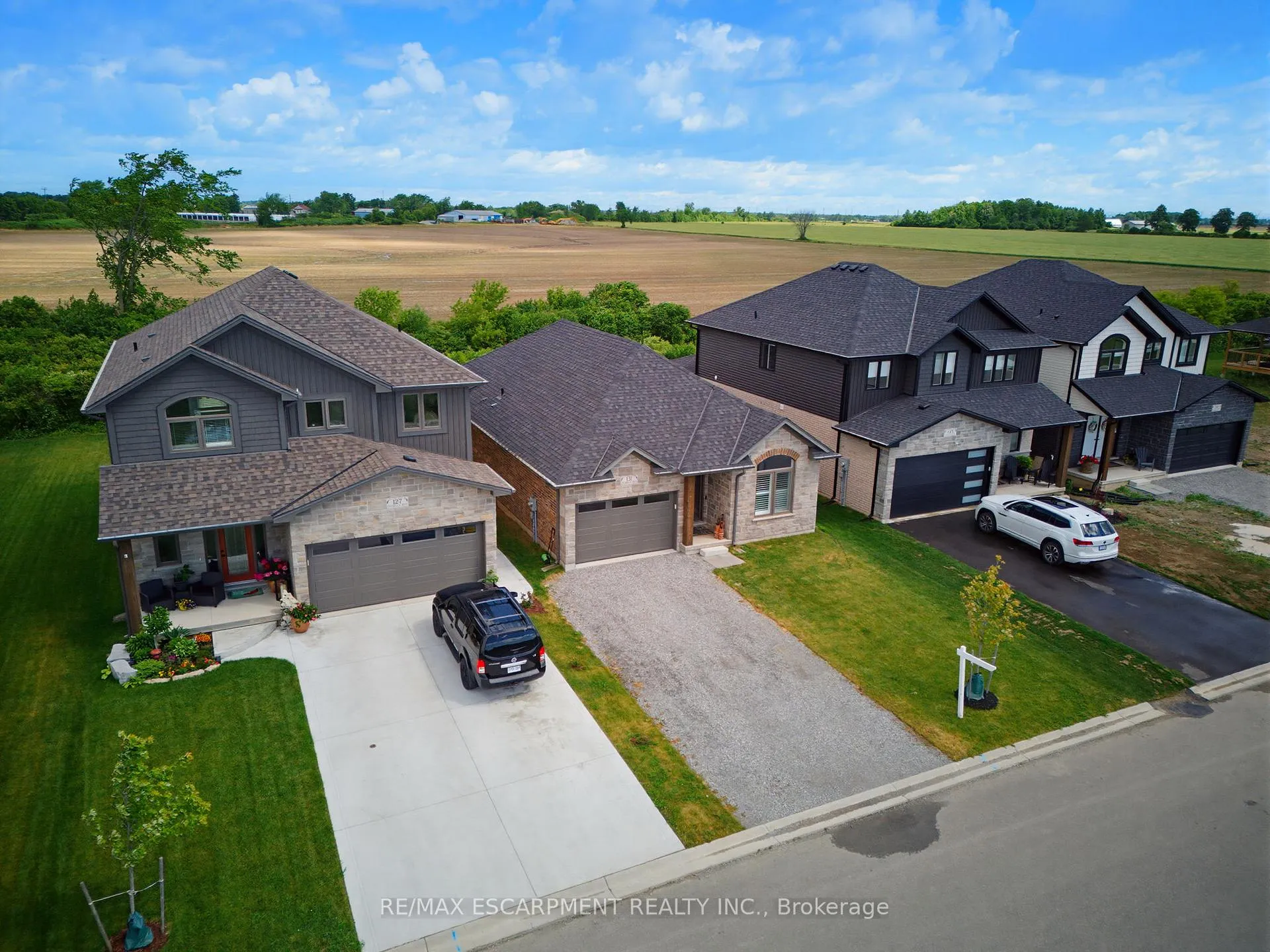 Photo 2 of 131 Craddock Boulevard, Haldimand — HOMEH