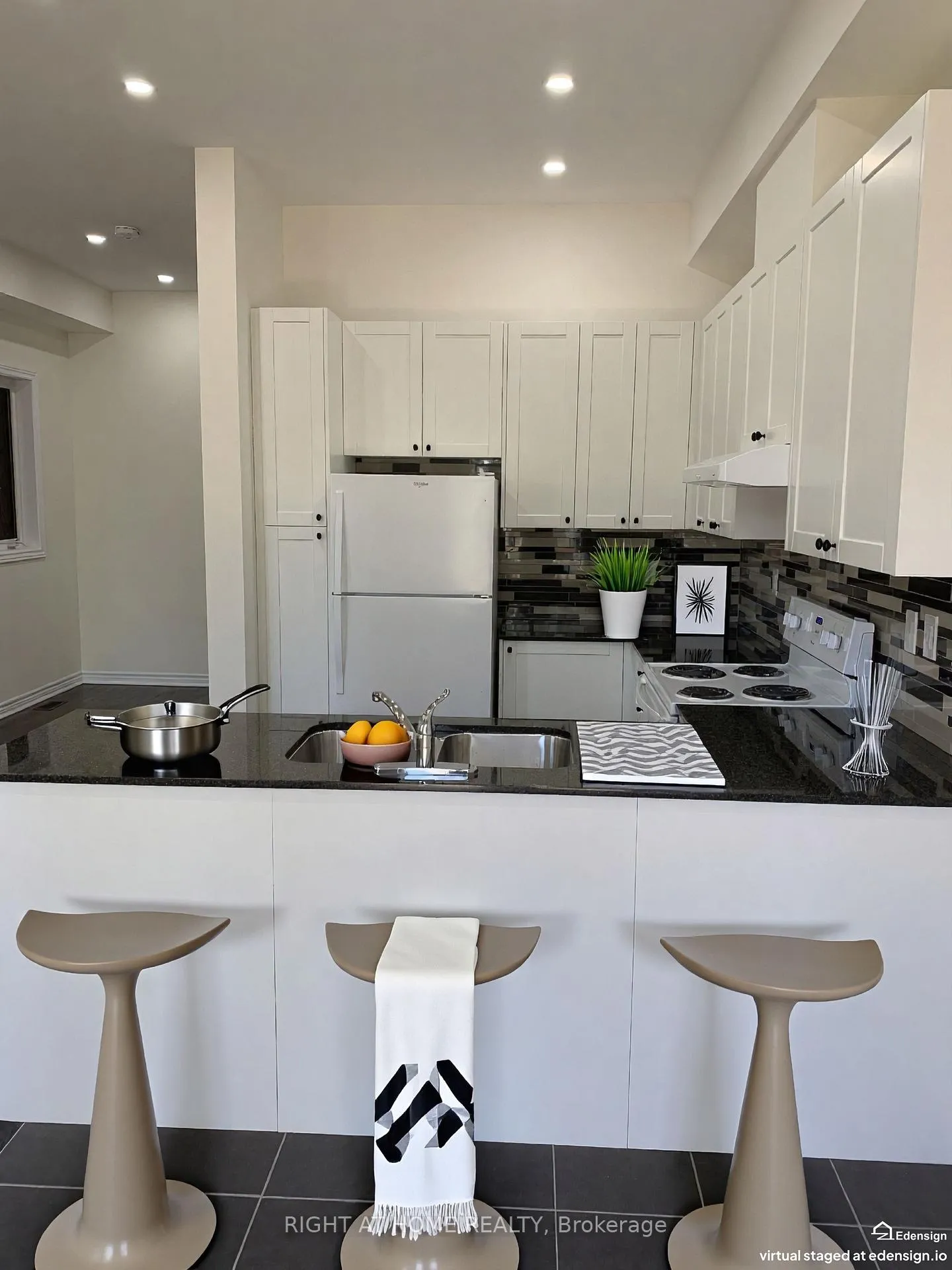 Photo 3 of 39 Farwell Avenue, Wasaga Beach — HOMEH