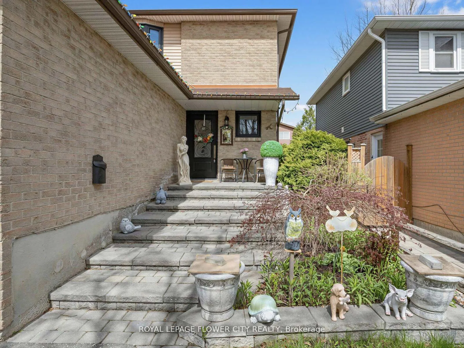 Photo 4 of 16 Blossom Avenue, Brampton, Downtown Brampton — HOMEH