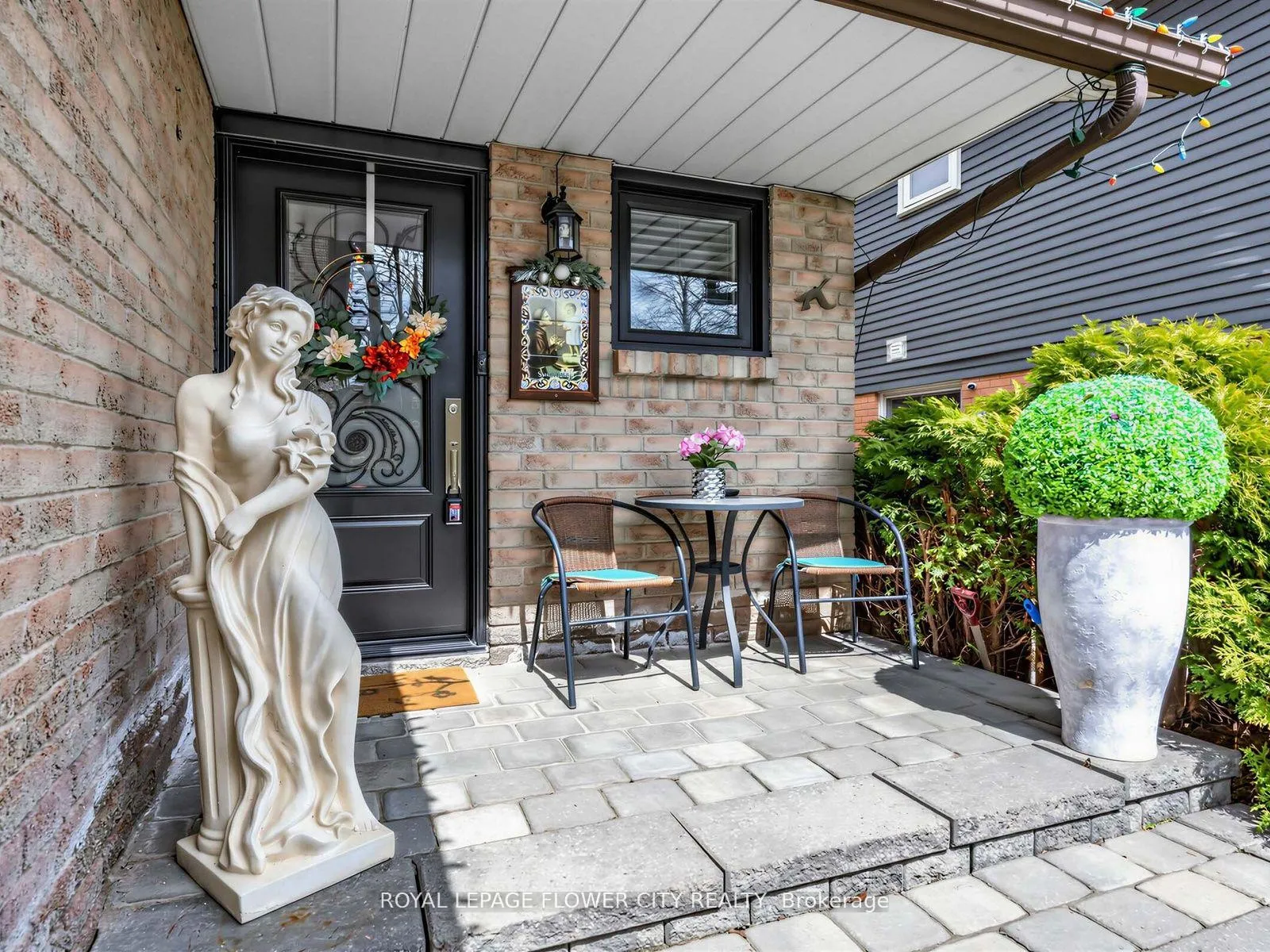 Photo 5 of 16 Blossom Avenue, Brampton, Downtown Brampton — HOMEH