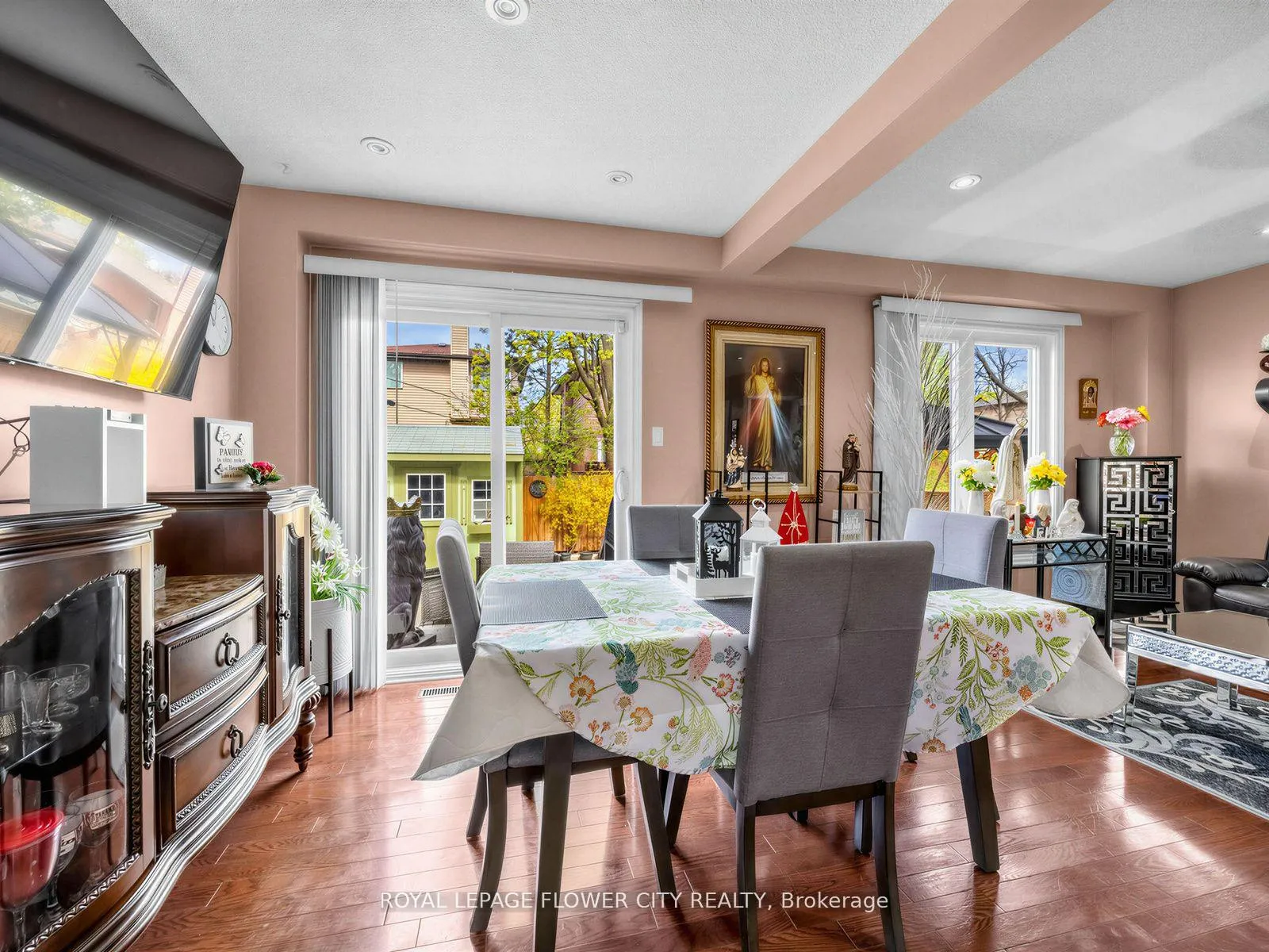 Photo 12 of 16 Blossom Avenue, Brampton, Downtown Brampton — HOMEH