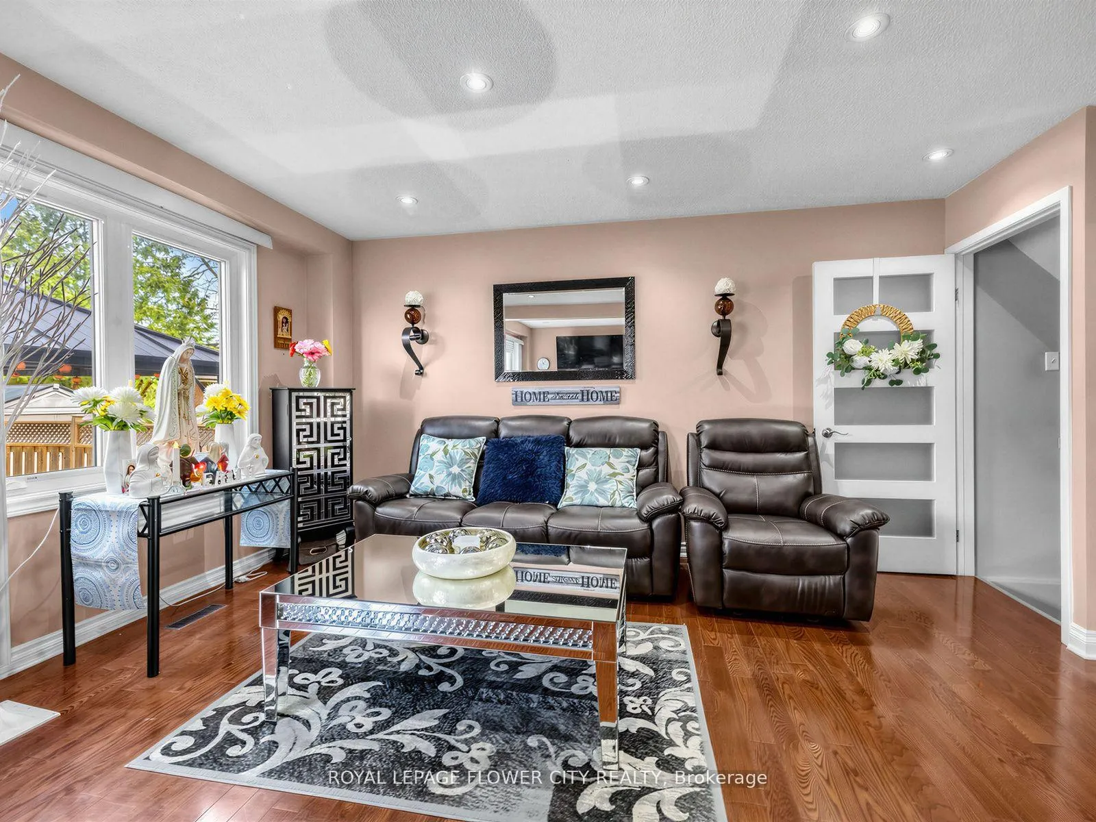 Photo 15 of 16 Blossom Avenue, Brampton, Downtown Brampton — HOMEH