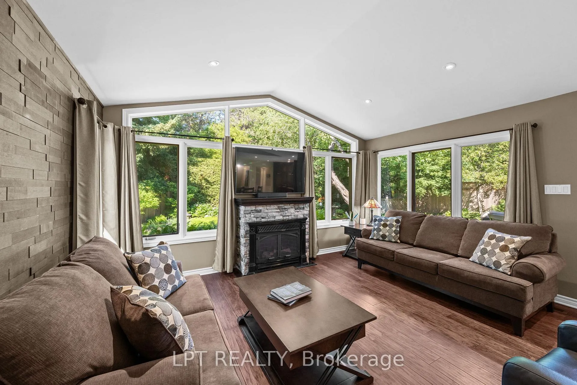 Photo 19 of 38 Glendenning Drive, Ottawa, Arlington Woods — HOMEH