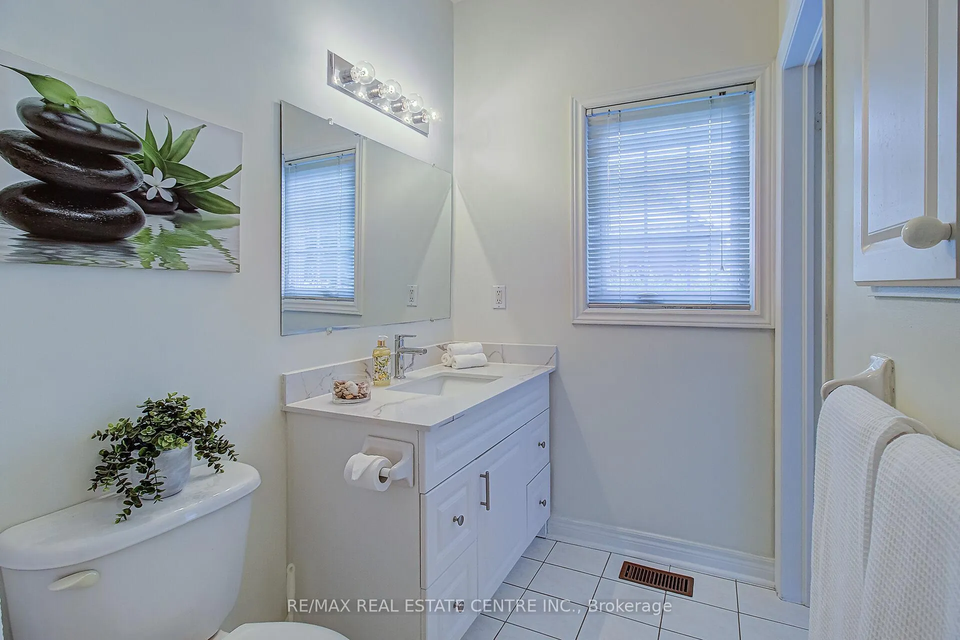 Photo 18 of 17 Golf Links Drive, Brampton, Sandringham-Wellington — HOMEH