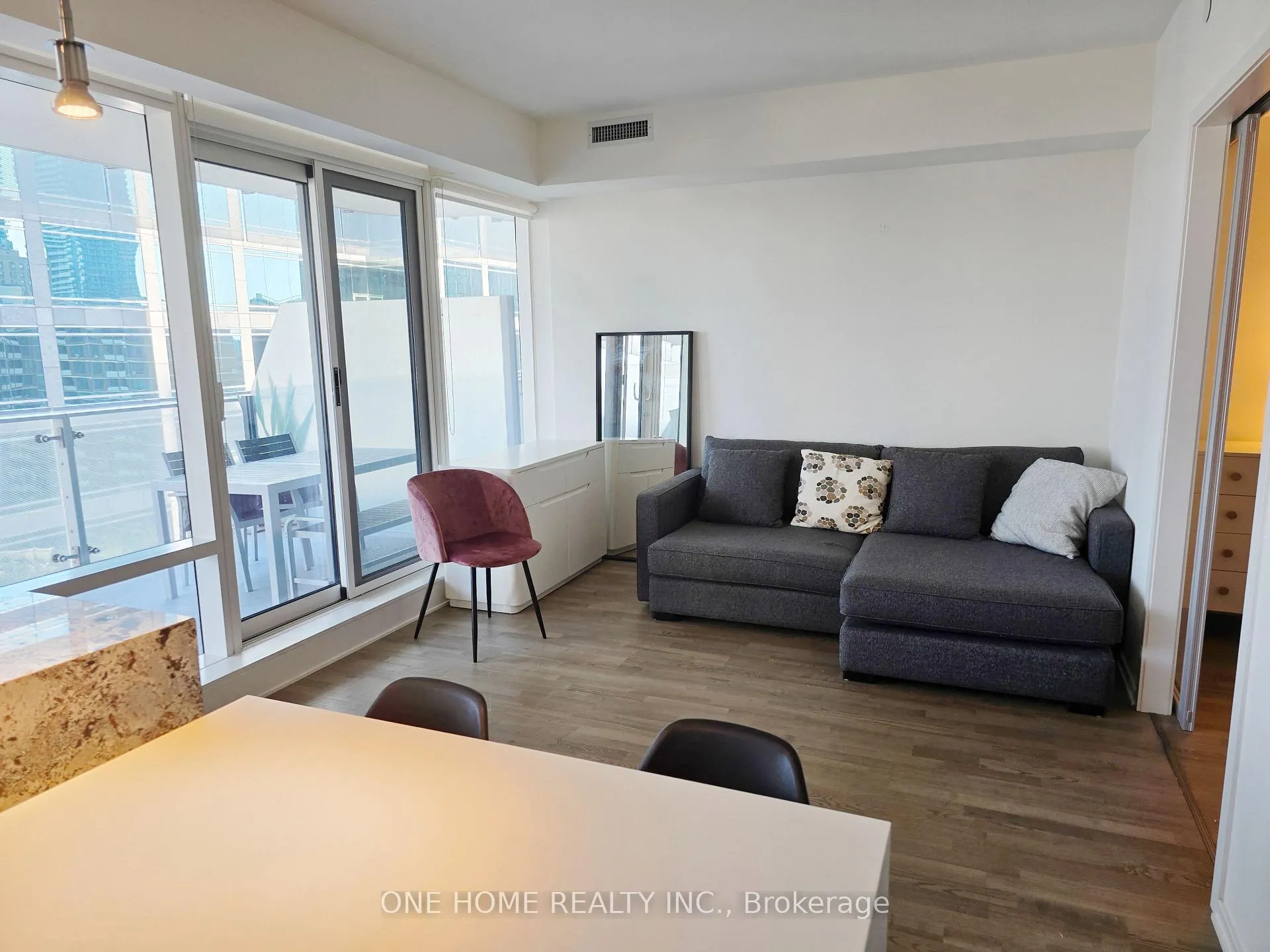 Photo 5 of Unit 1302, 1 Bloor Street E, Toronto, Church-Yonge Corridor — HOMEH