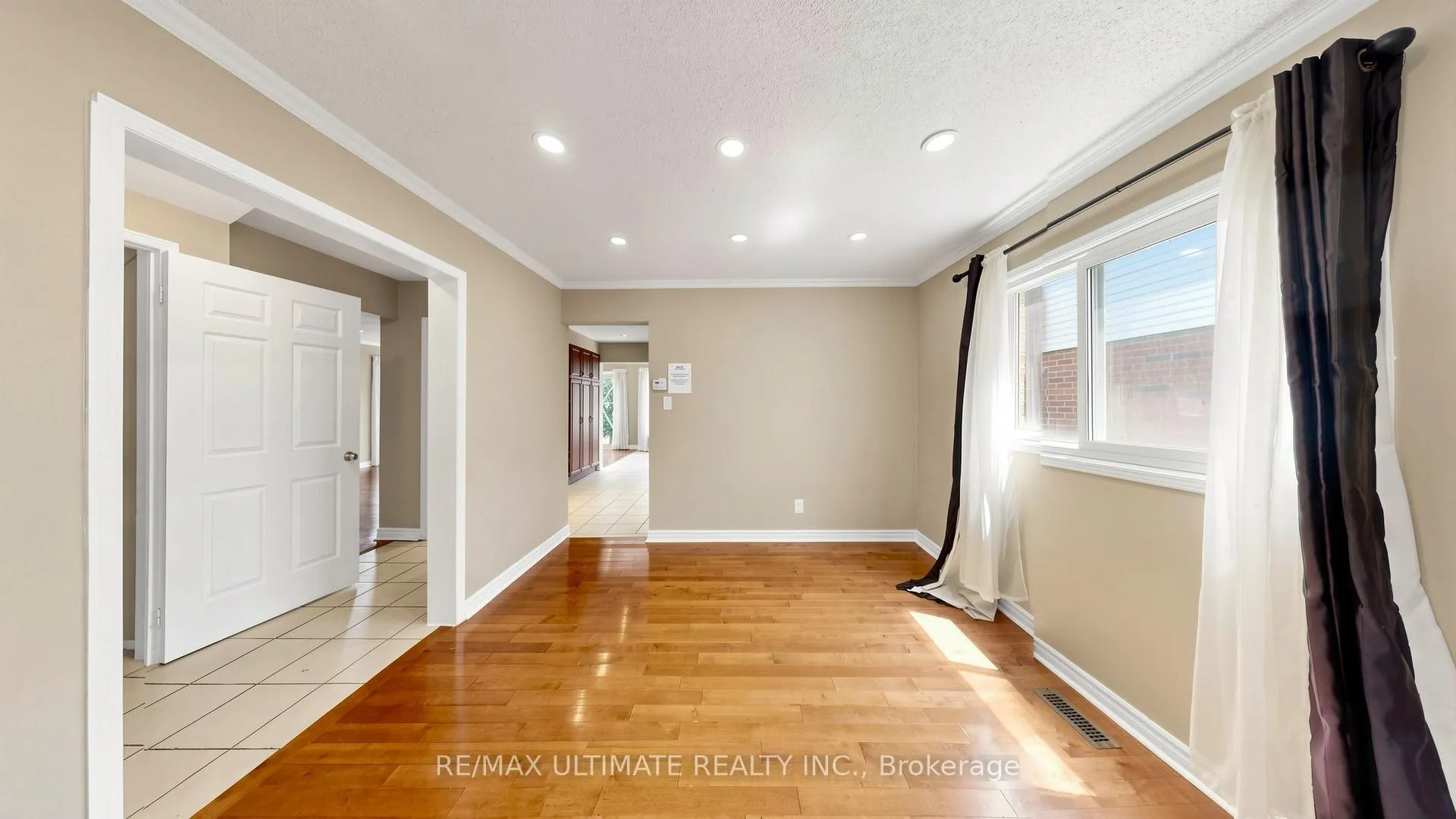 Photo 4 of 499 Lightfoot Place, Pickering, Woodlands — HOMEH