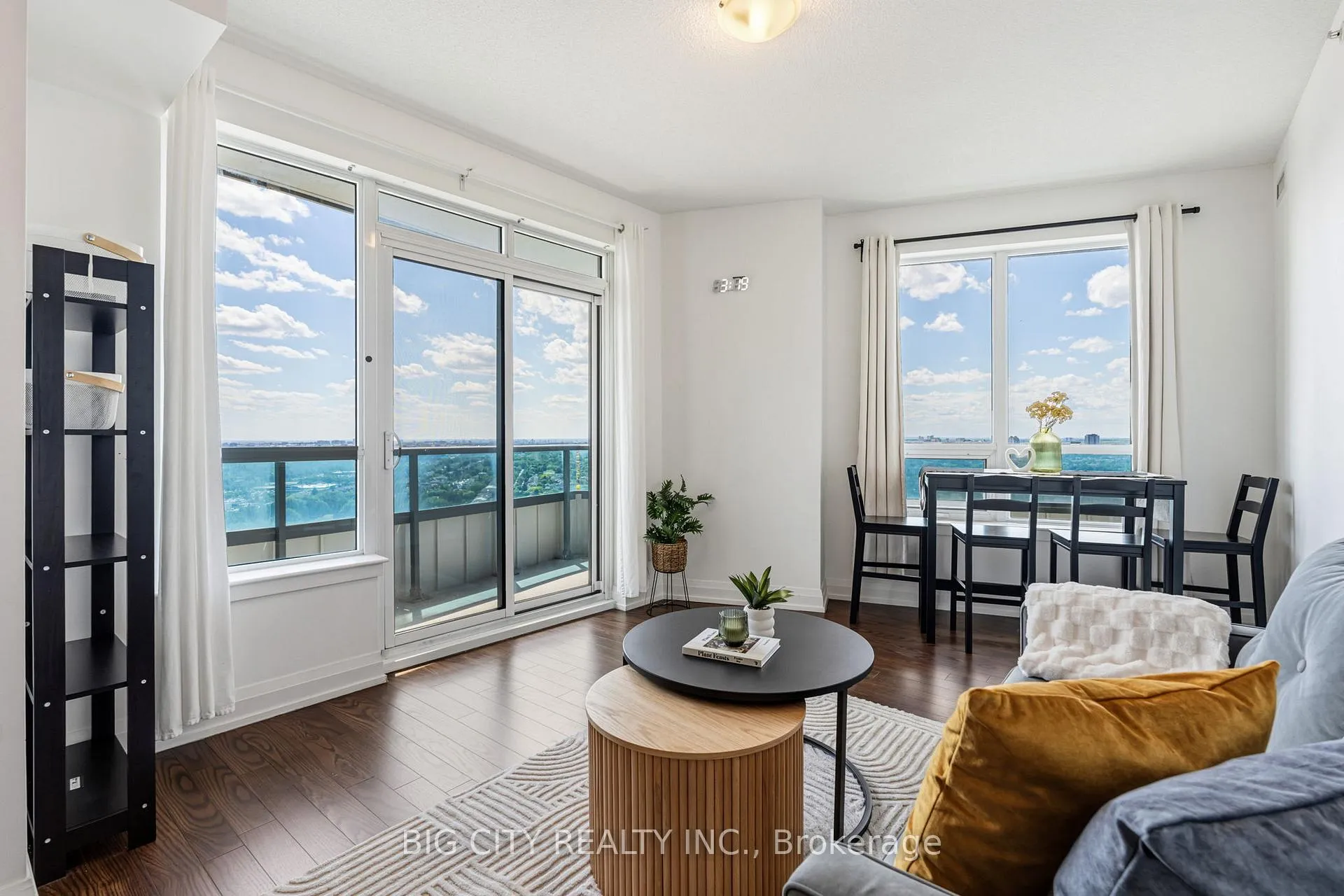 Photo 10 of Unit 2425, 7161 Yonge Street, Markham, Grandview — HOMEH
