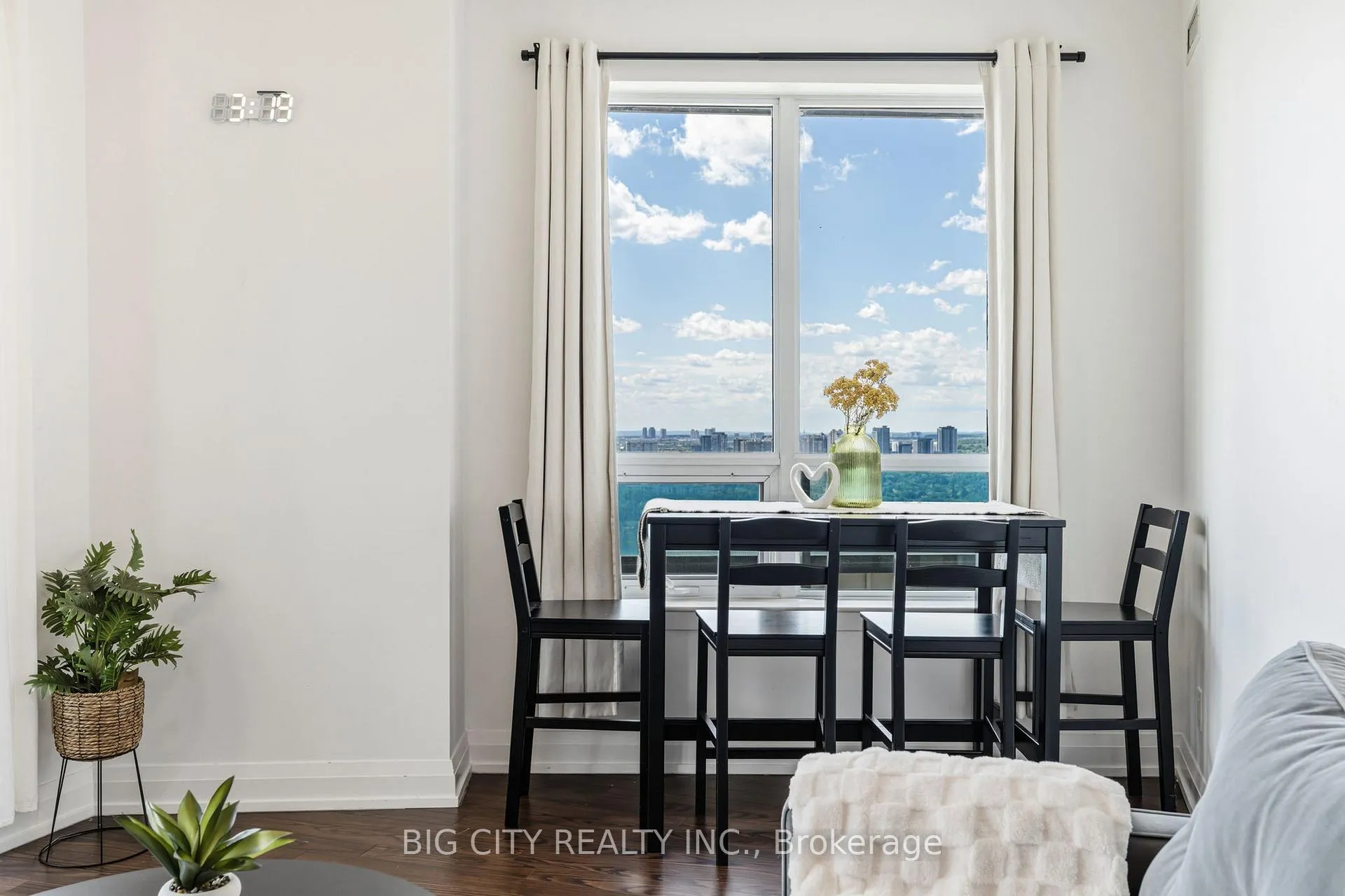 Photo 14 of Unit 2425, 7161 Yonge Street, Markham, Grandview — HOMEH