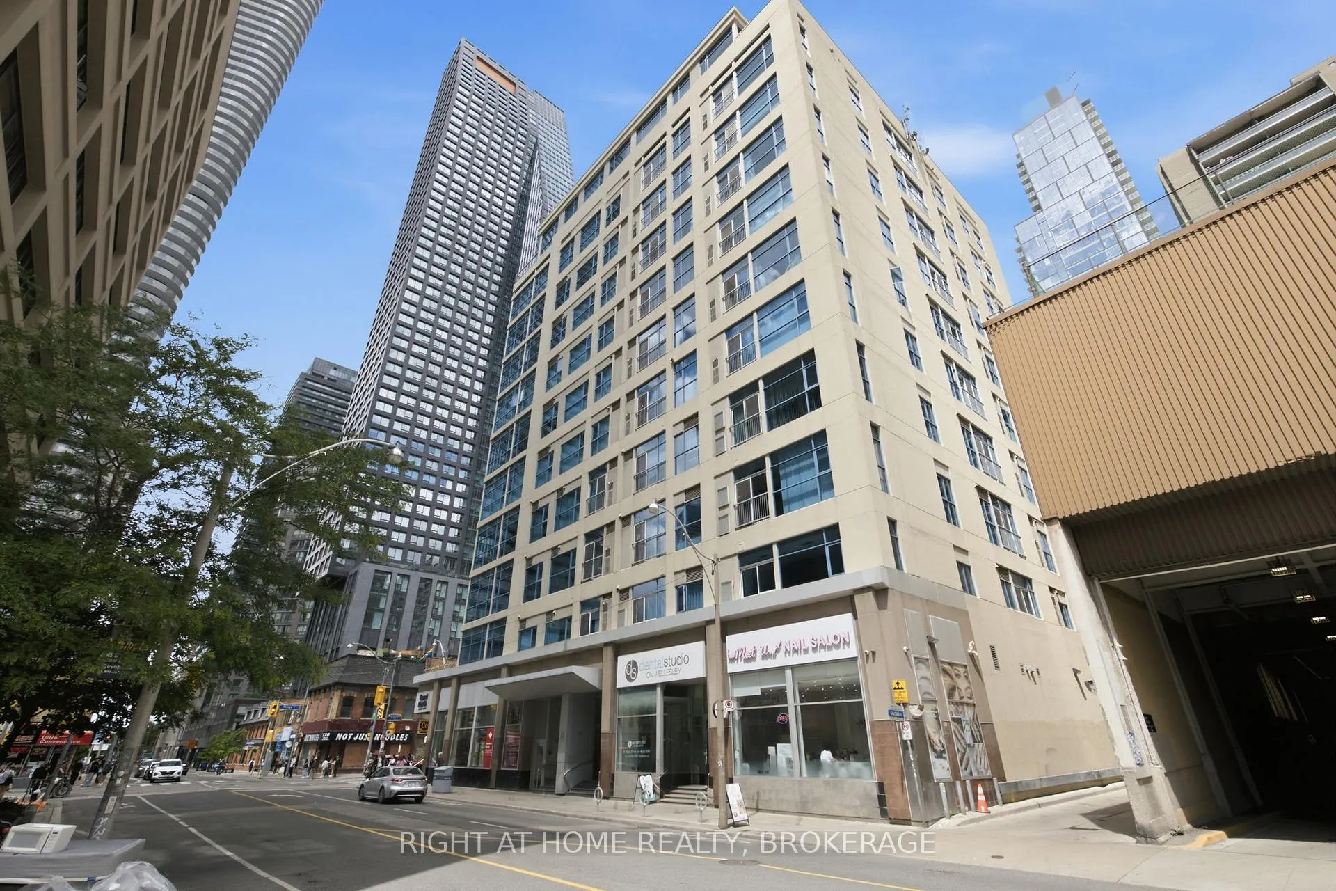Photo 2 of Unit 802, 8 Wellesley Street E, Toronto, Church-Yonge Corridor — HOMEH