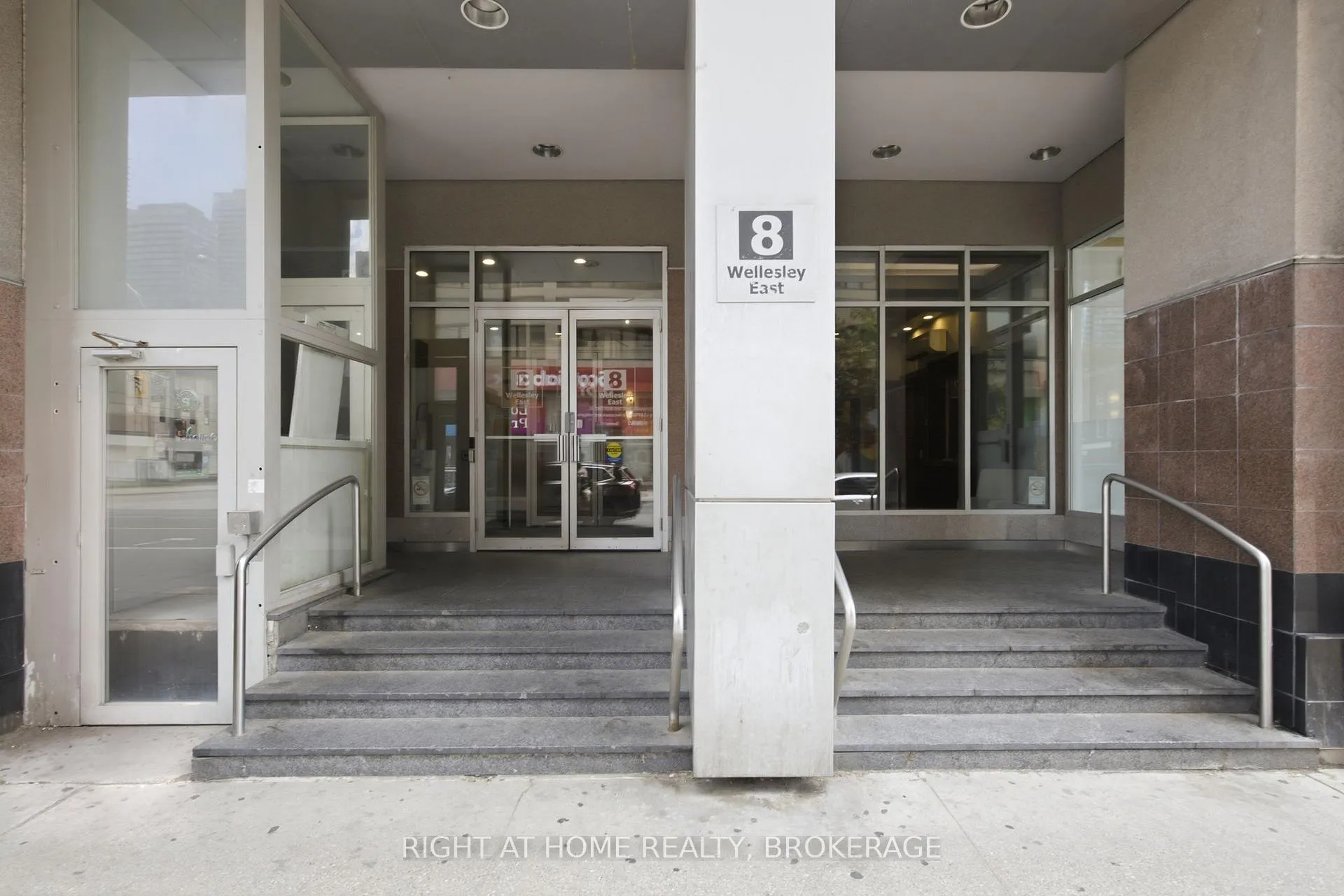 Photo 3 of Unit 802, 8 Wellesley Street E, Toronto, Church-Yonge Corridor — HOMEH