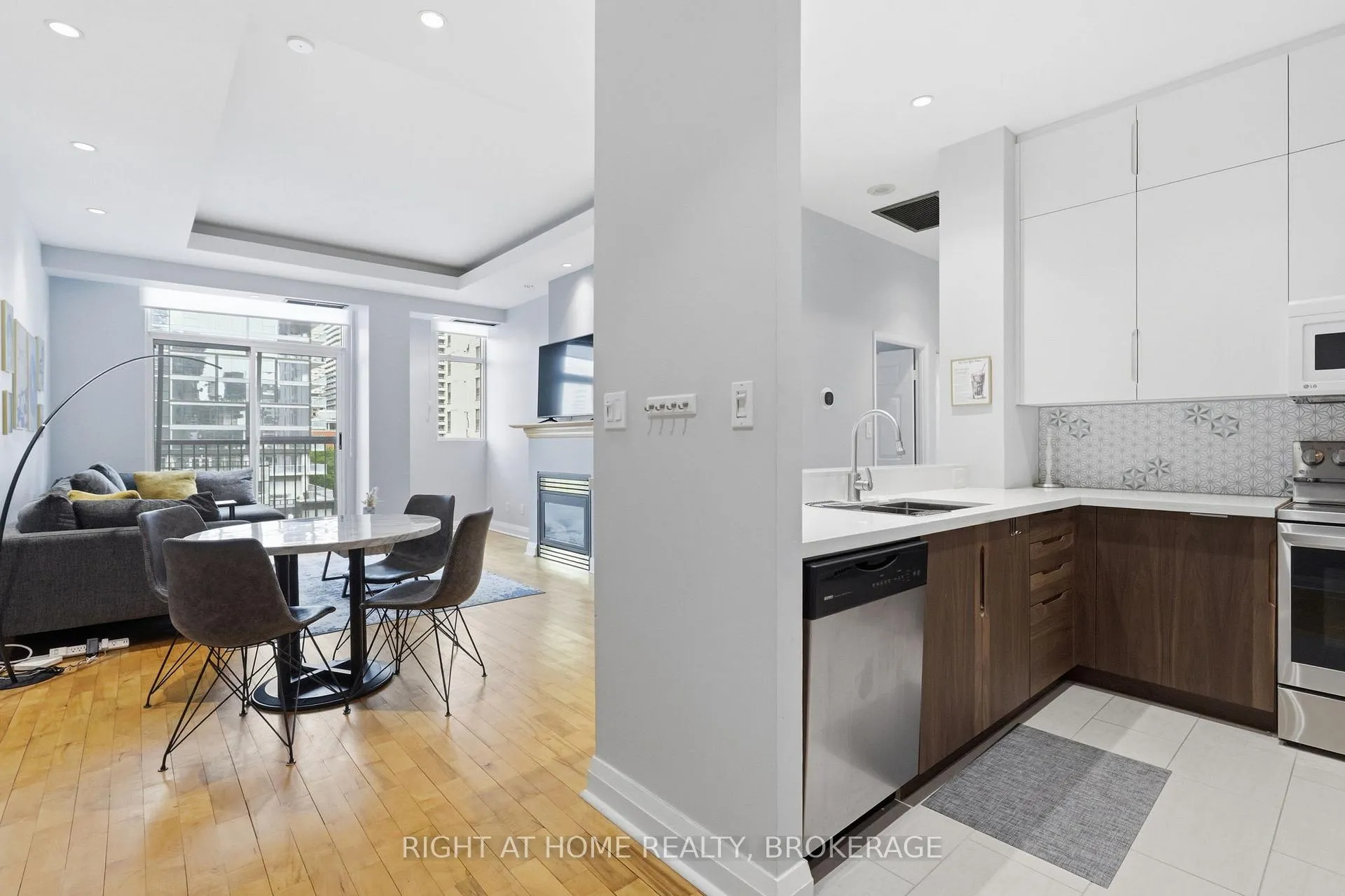 Photo 5 of Unit 802, 8 Wellesley Street E, Toronto, Church-Yonge Corridor — HOMEH