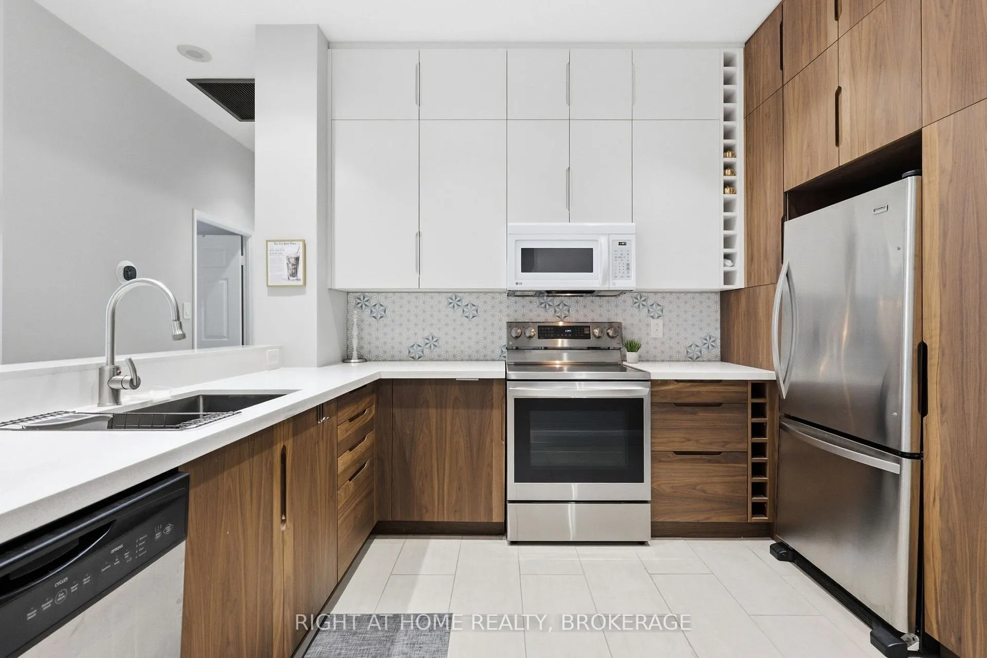 Photo 6 of Unit 802, 8 Wellesley Street E, Toronto, Church-Yonge Corridor — HOMEH