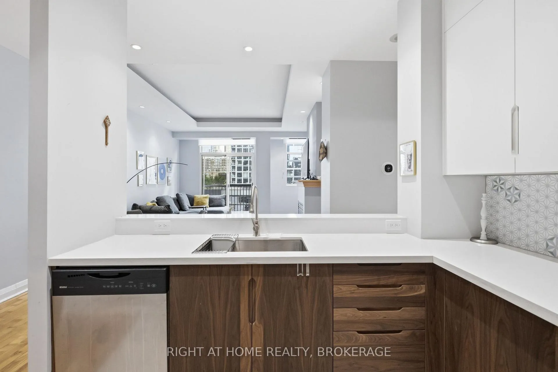 Photo 8 of Unit 802, 8 Wellesley Street E, Toronto, Church-Yonge Corridor — HOMEH