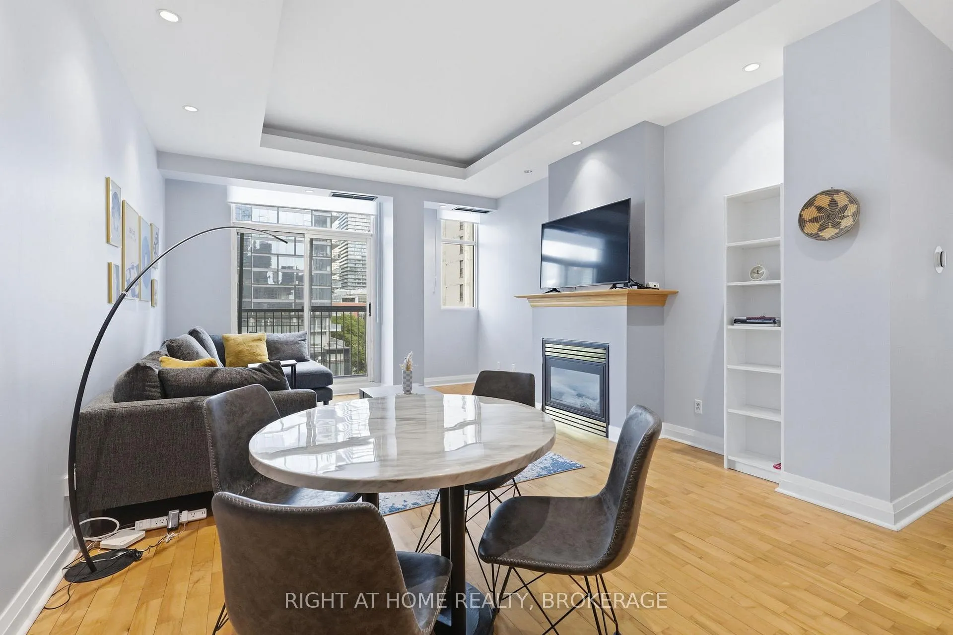 Photo 9 of Unit 802, 8 Wellesley Street E, Toronto, Church-Yonge Corridor — HOMEH