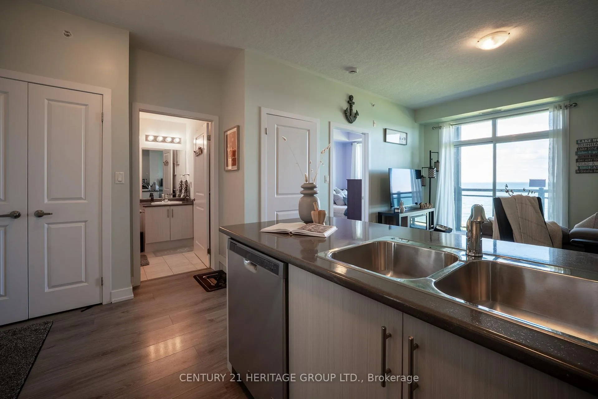 Photo 16 of Unit 301, 35 Southshore Crescent, Hamilton, Lakeshore — HOMEH