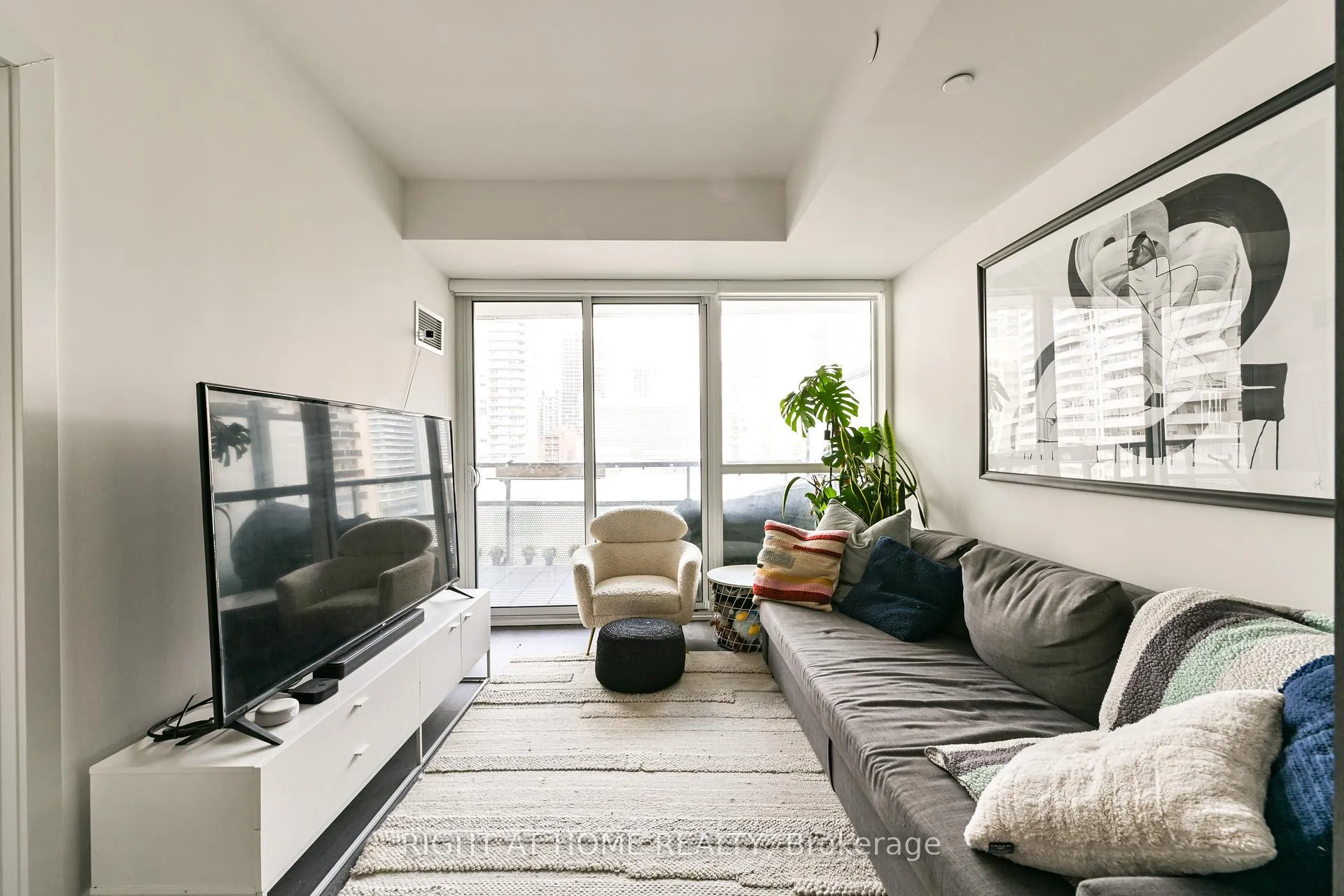 Photo 2 of Unit 1008, 11 Lillian Street, Toronto, Mount Pleasant West — HOMEH