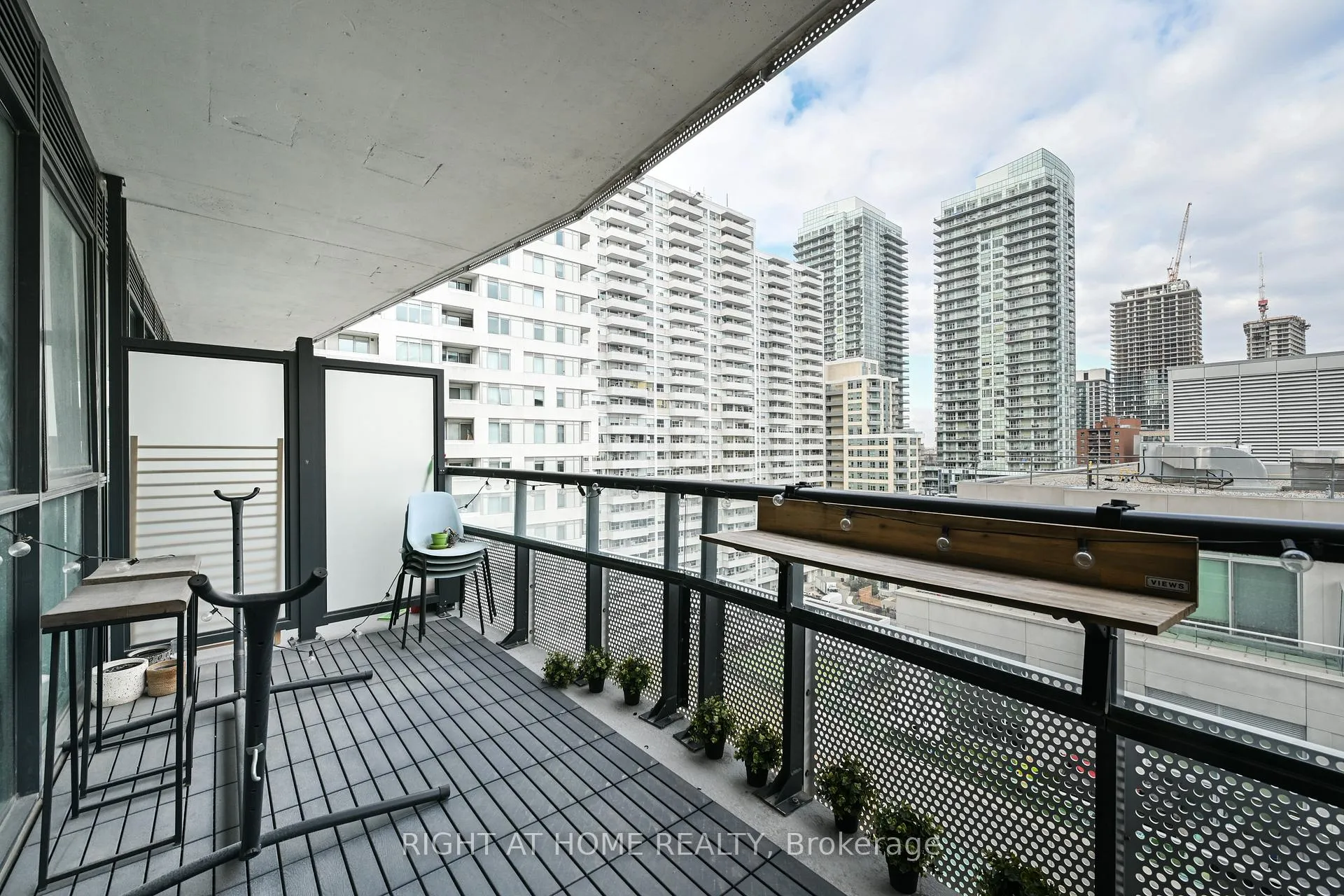 Photo 3 of Unit 1008, 11 Lillian Street, Toronto, Mount Pleasant West — HOMEH