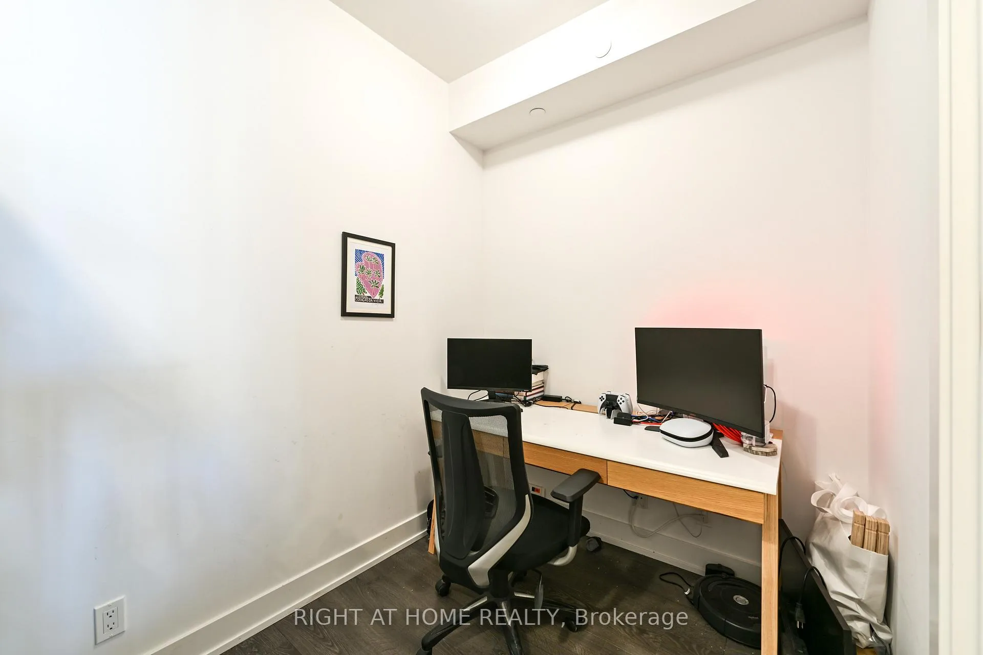 Photo 4 of Unit 1008, 11 Lillian Street, Toronto, Mount Pleasant West — HOMEH