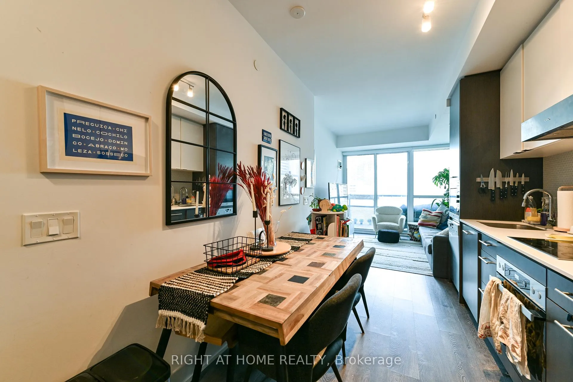 Photo 6 of Unit 1008, 11 Lillian Street, Toronto, Mount Pleasant West — HOMEH