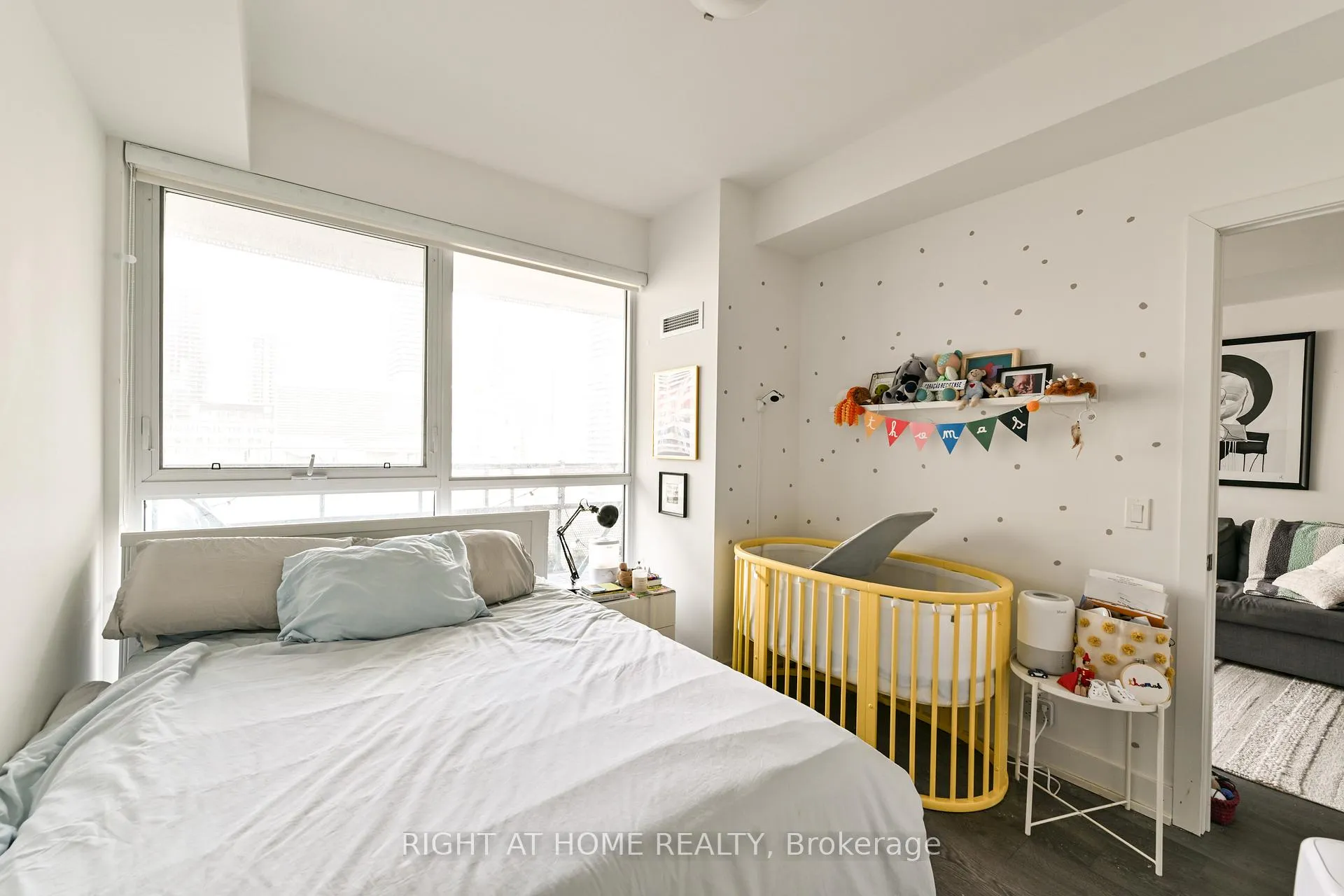 Photo 7 of Unit 1008, 11 Lillian Street, Toronto, Mount Pleasant West — HOMEH