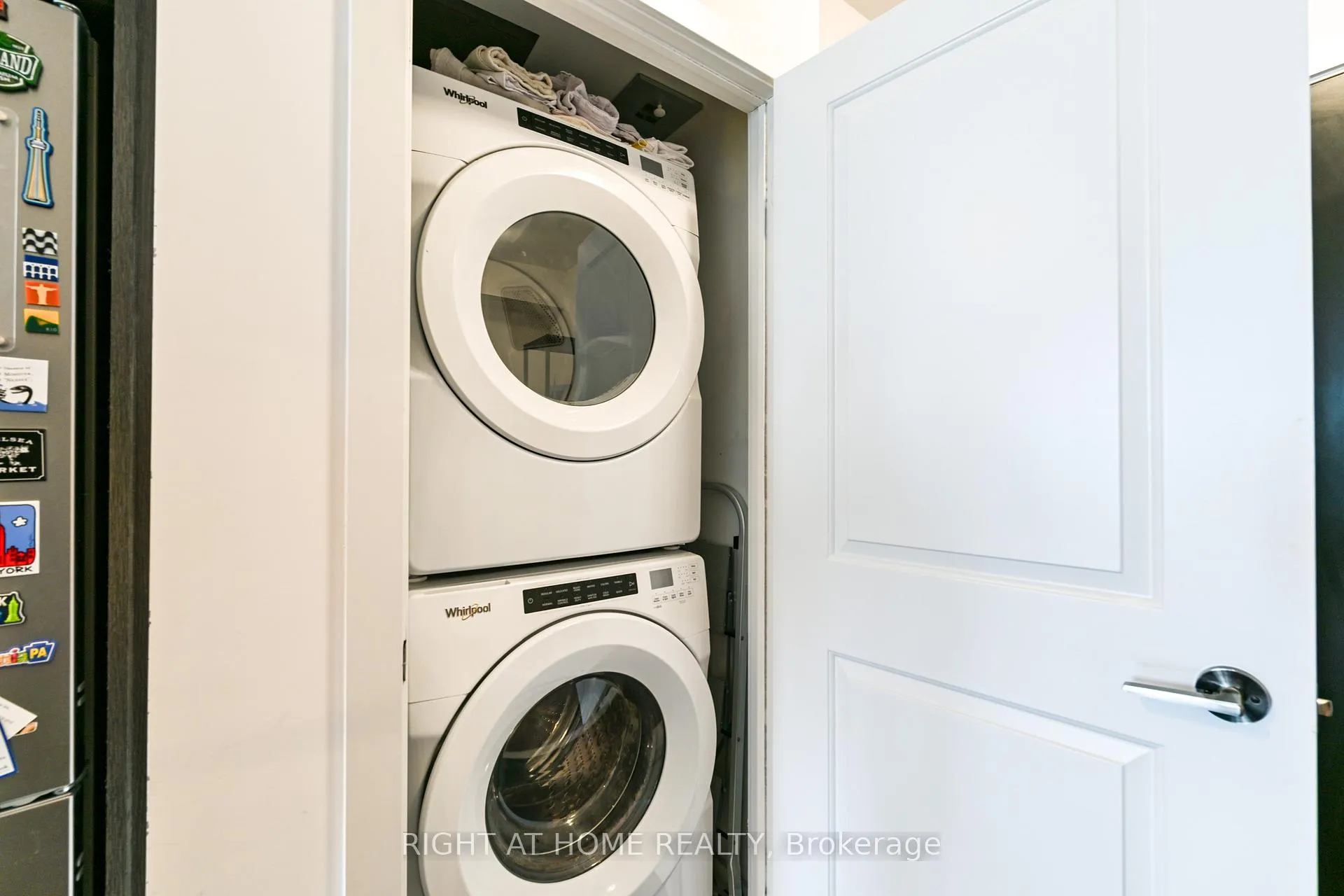 Photo 9 of Unit 1008, 11 Lillian Street, Toronto, Mount Pleasant West — HOMEH