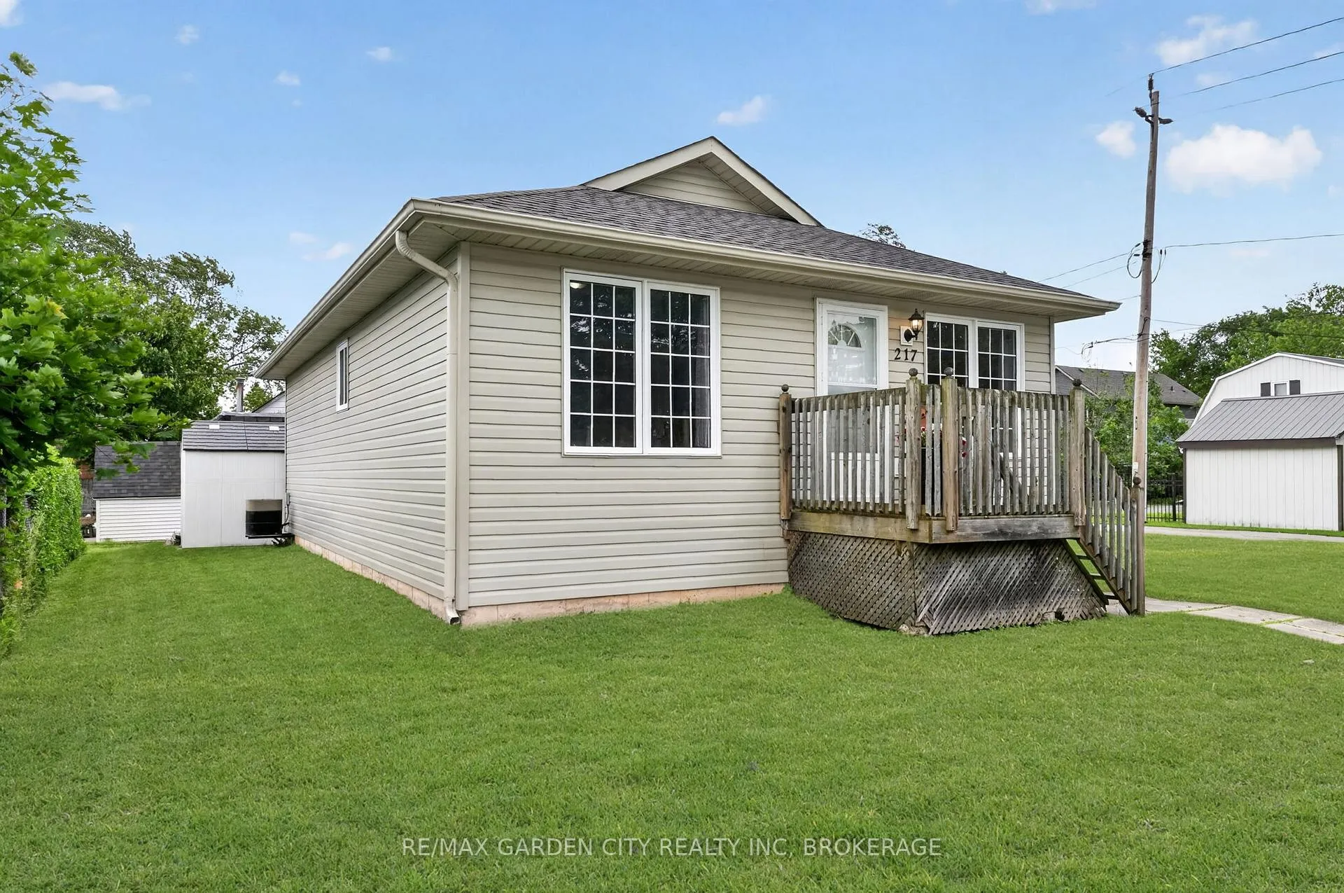 Photo 2 of 217 Pine Street, Haldimand, Dunnville — HOMEH