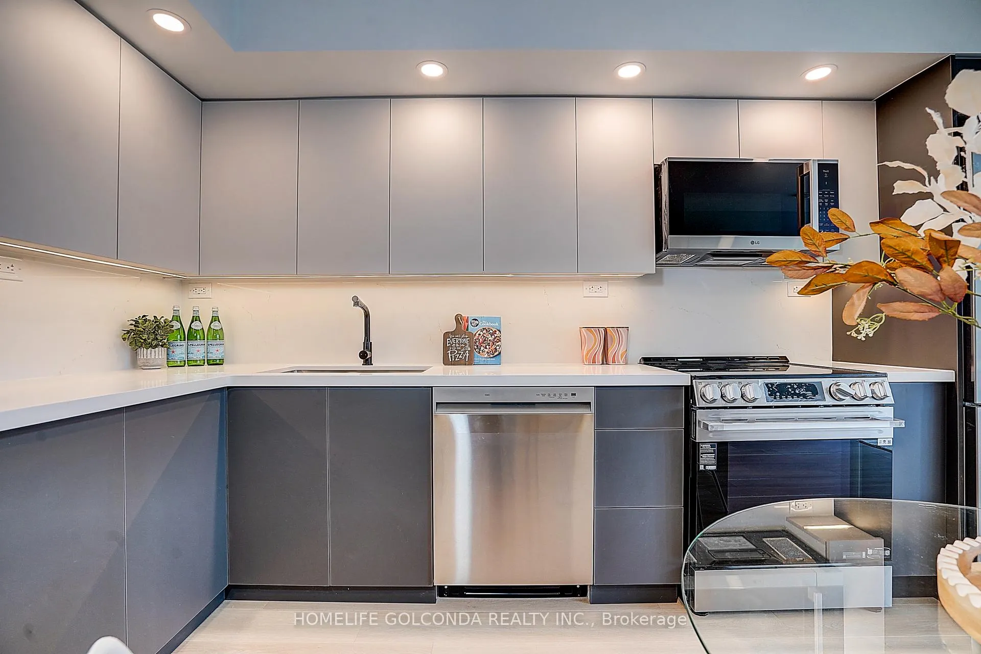 Photo 6 of Unit 1105, 8 telegram Mews, Toronto, Waterfront Communities — HOMEH