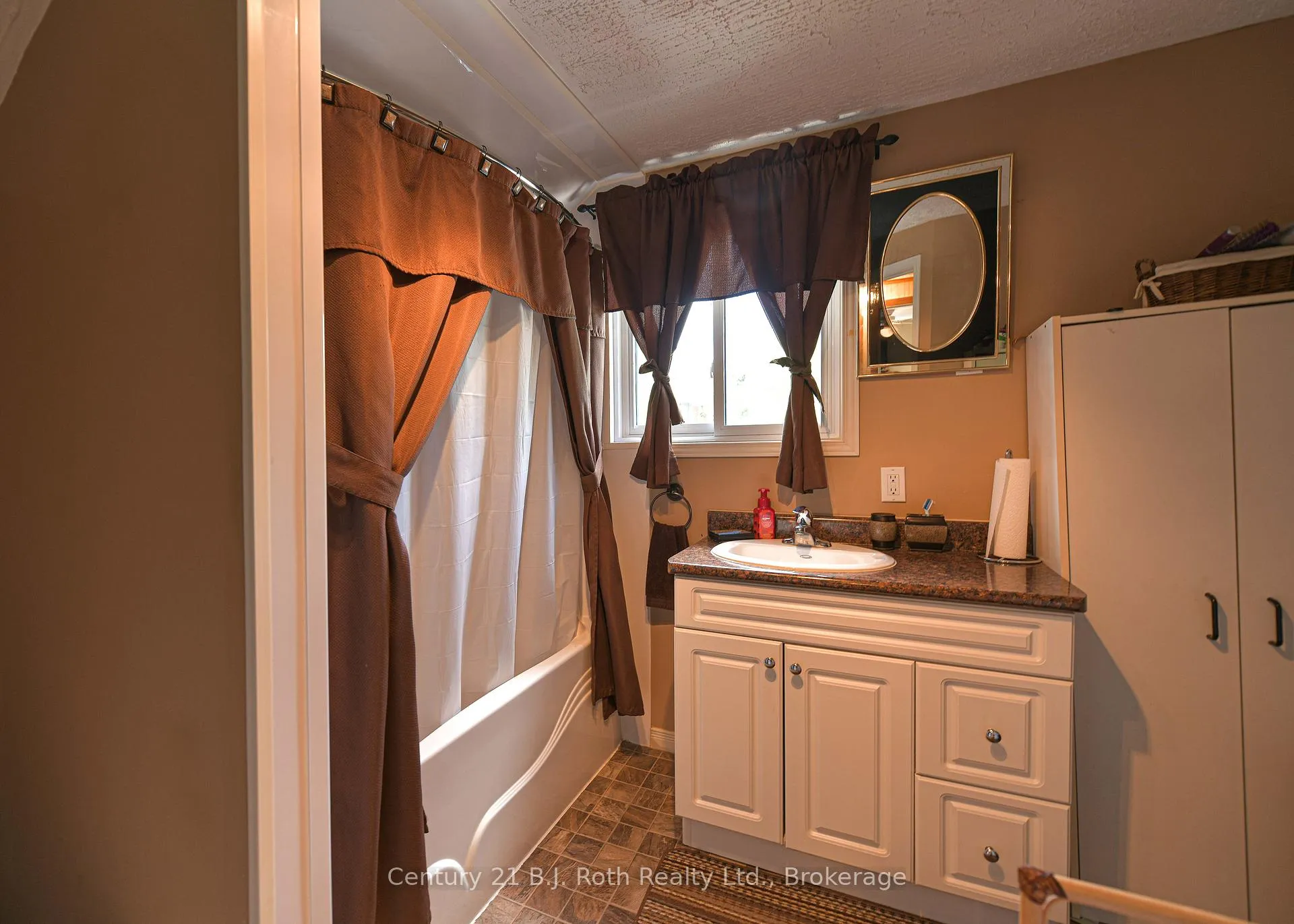 Photo 33 of 139 Borland Street E, Orillia — HOMEH