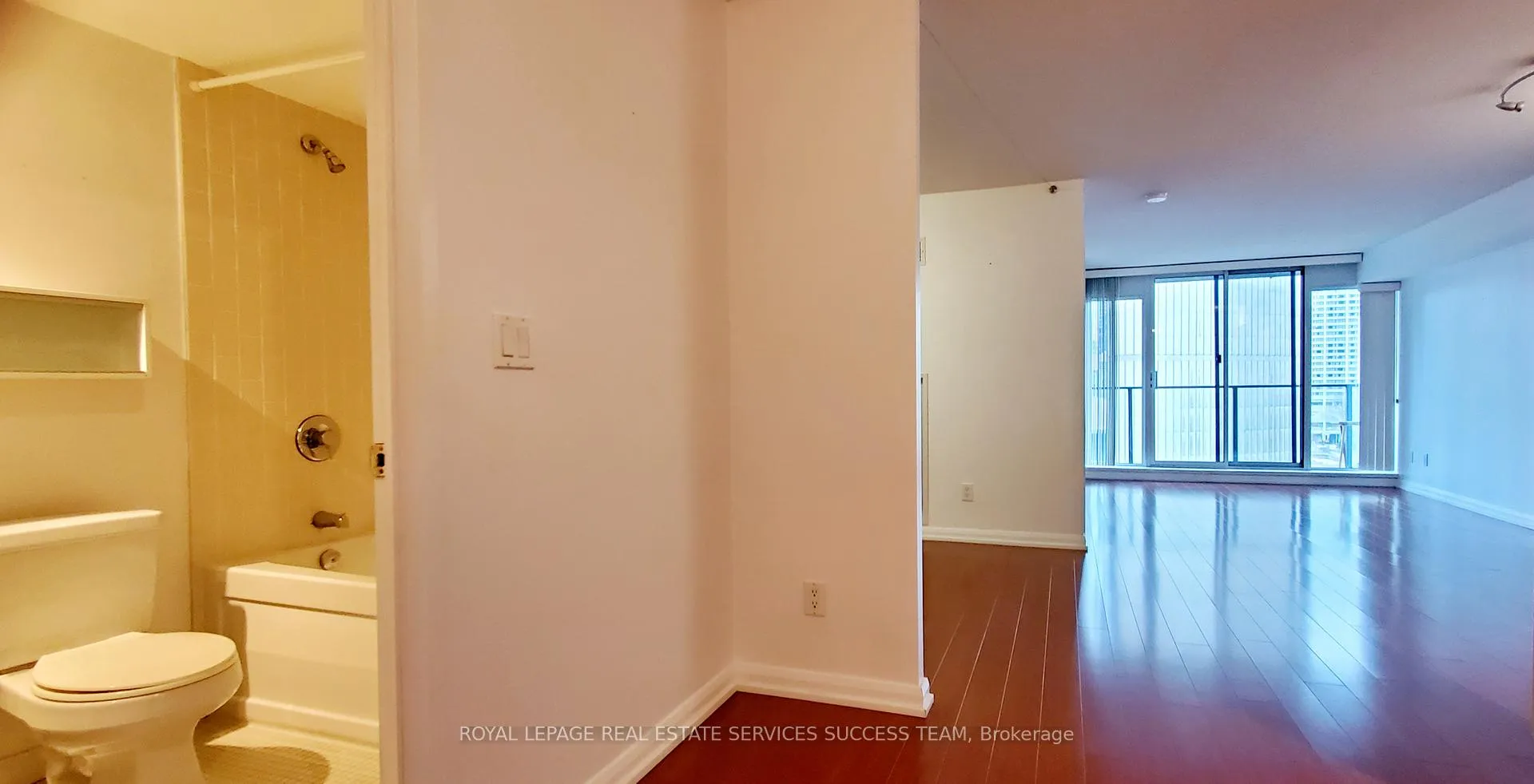 Photo 11 of Unit 1009, 111 Elizabeth Street, Toronto, Bay Street Corridor — HOMEH
